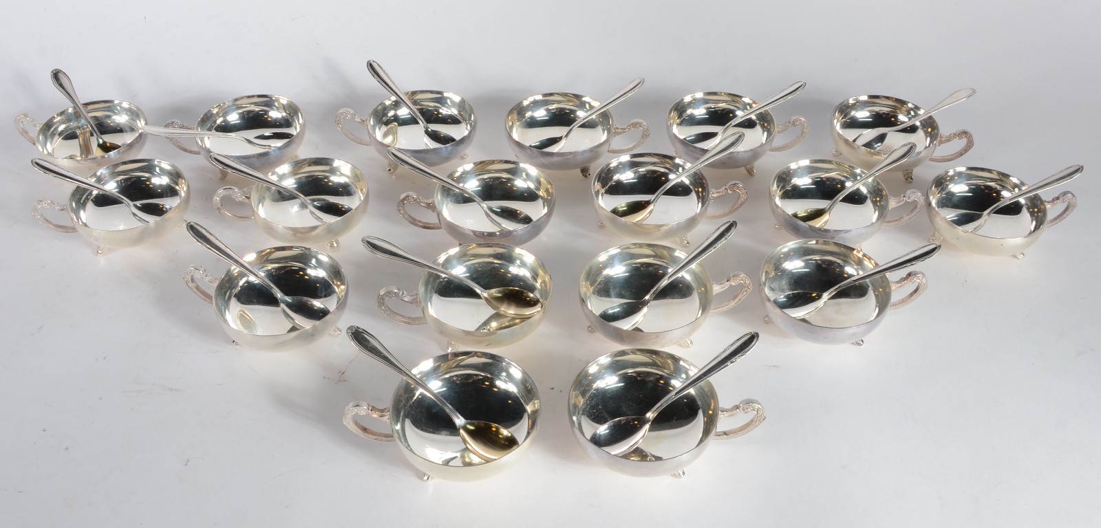 Conjunto com 18 taças para sorvete com colheres de metal prateado. - foto 1 de 5