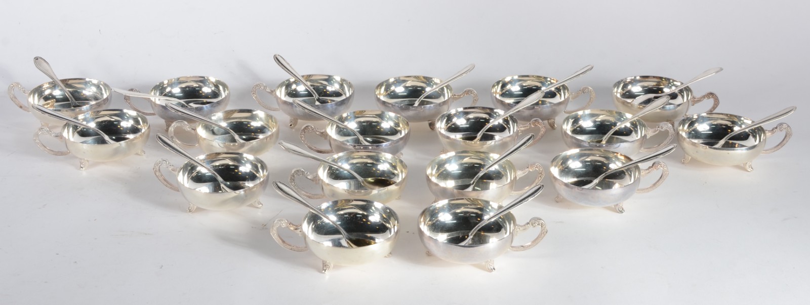 Conjunto com 18 taças para sorvete com colheres de metal prateado. - foto 3 de 5