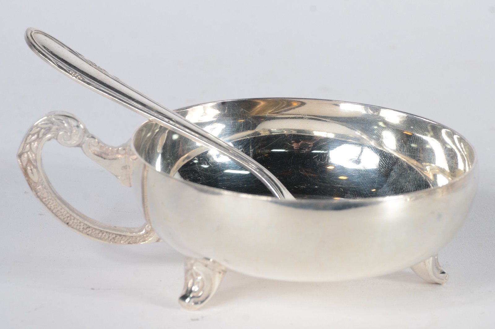 Conjunto com 18 taças para sorvete com colheres de metal prateado. - foto 2 de 5