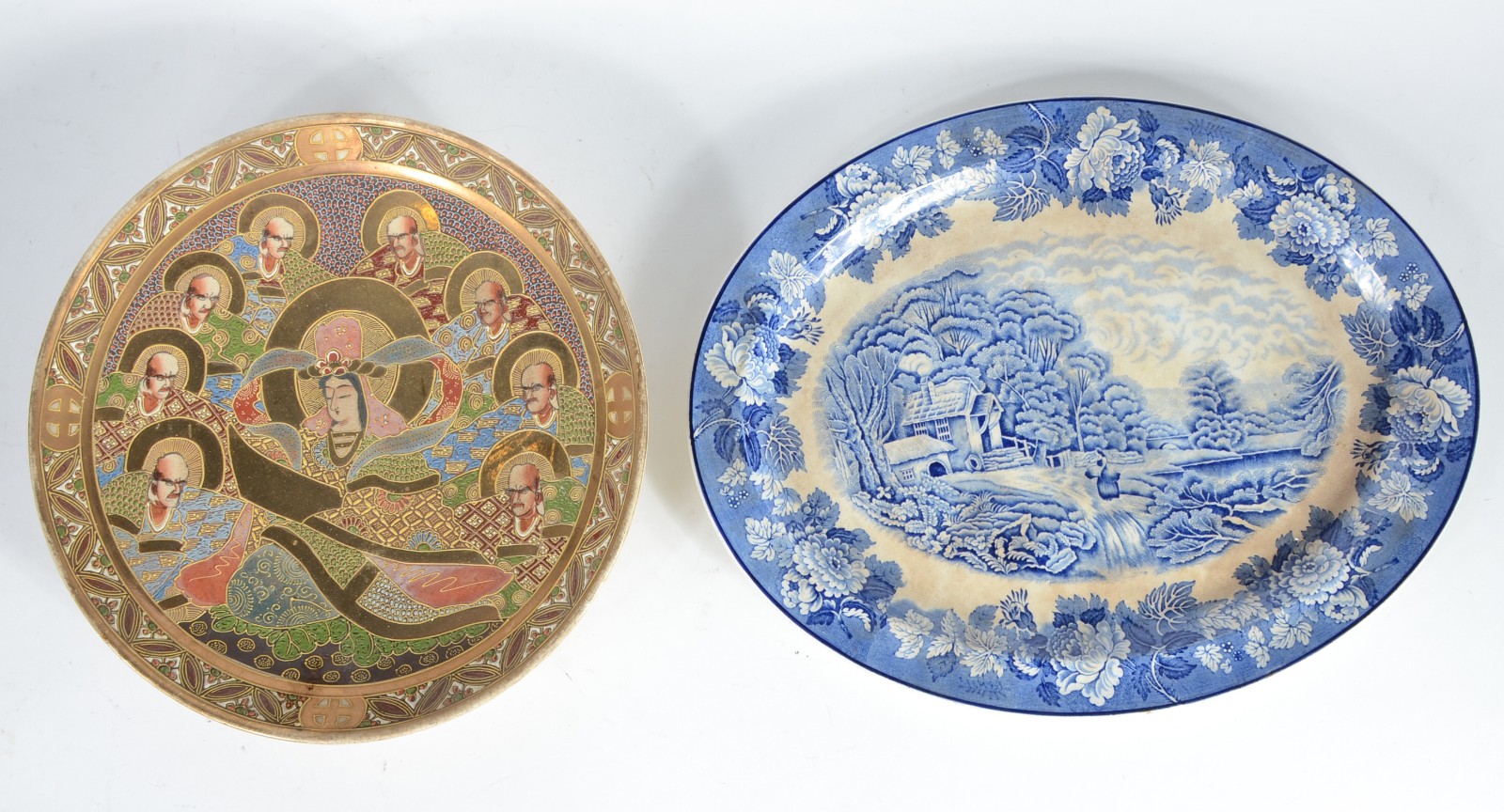 Duas peças, sendo: medalhão de porcelana oriental Satzuma com figuras... - foto 1 de 7