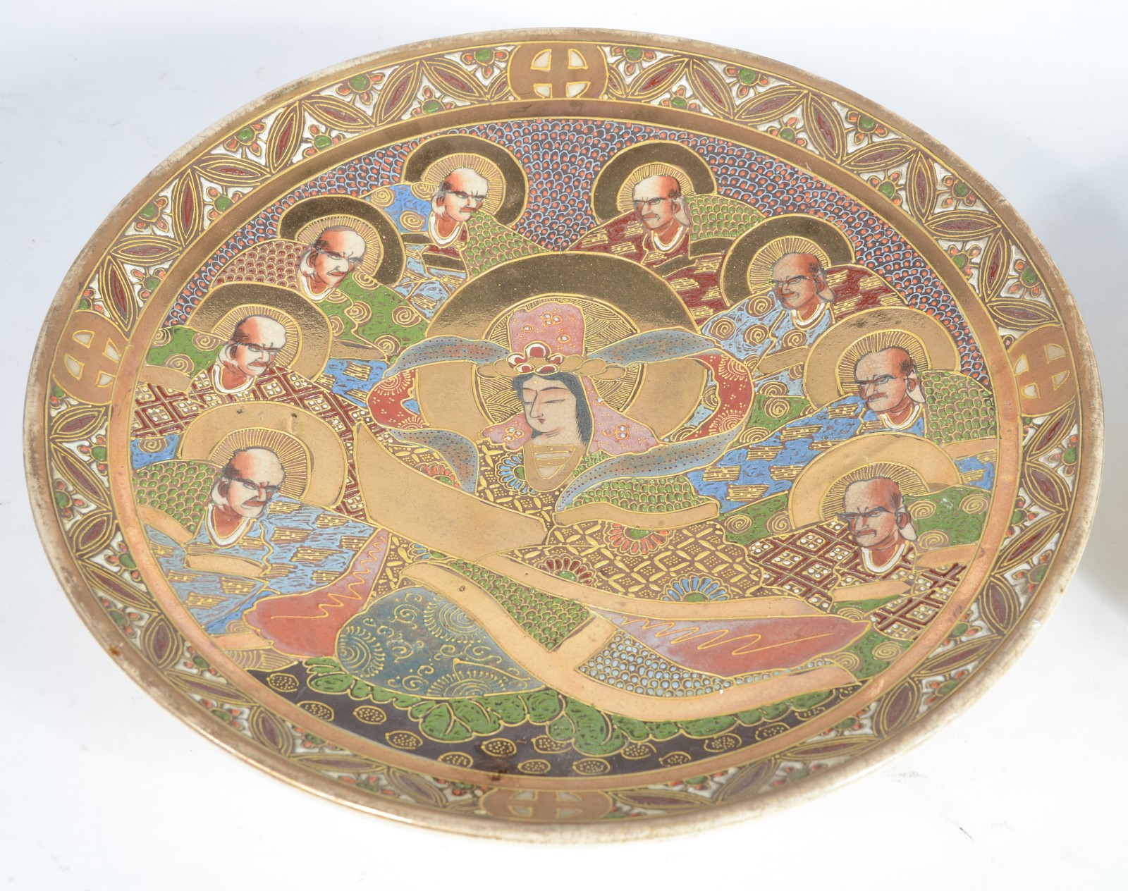 Duas peças, sendo: medalhão de porcelana oriental Satzuma com figuras... - foto 2 de 7