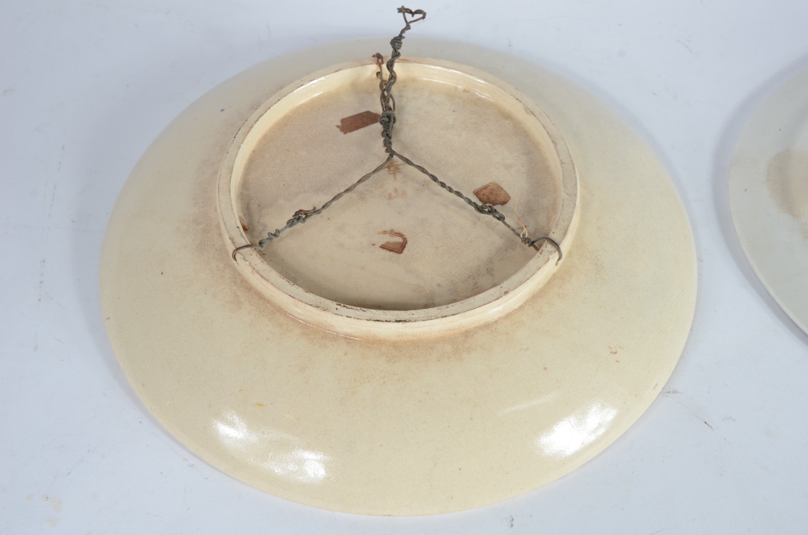 Duas peças, sendo: medalhão de porcelana oriental Satzuma com figuras... - foto 5 de 7