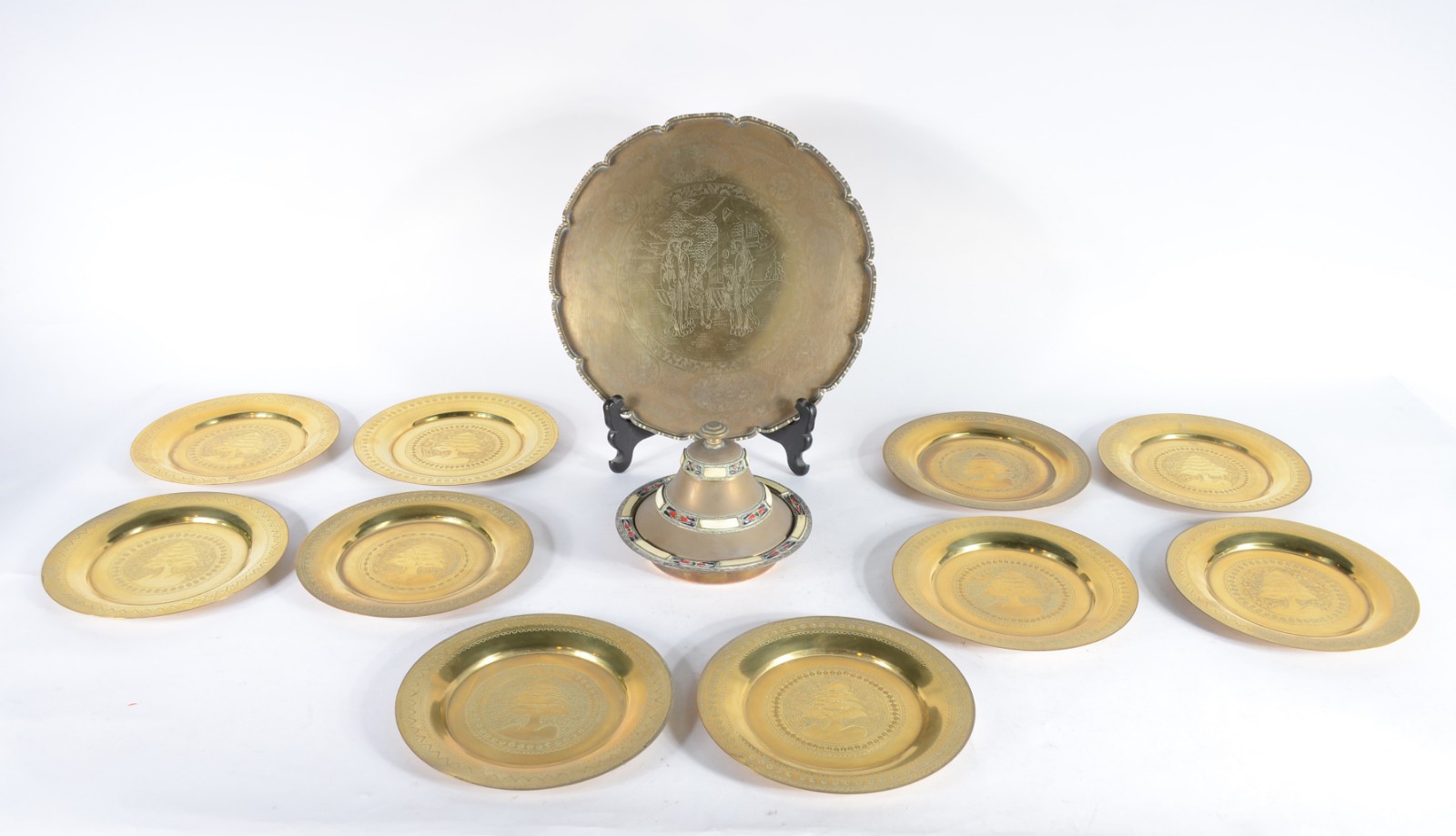 Diversas peças orientais de metal dourado, sendo: bandeja, 10 pratos... - foto 1 de 8