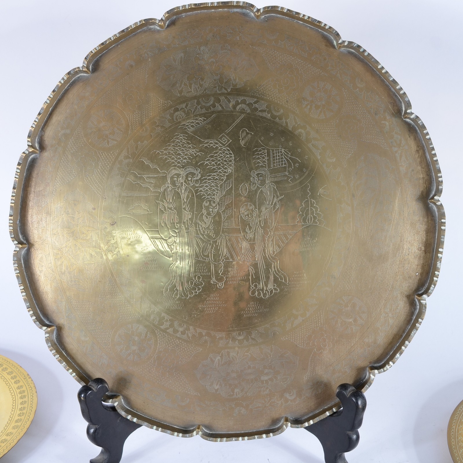 Diversas peças orientais de metal dourado, sendo: bandeja, 10 pratos... - foto 3 de 8