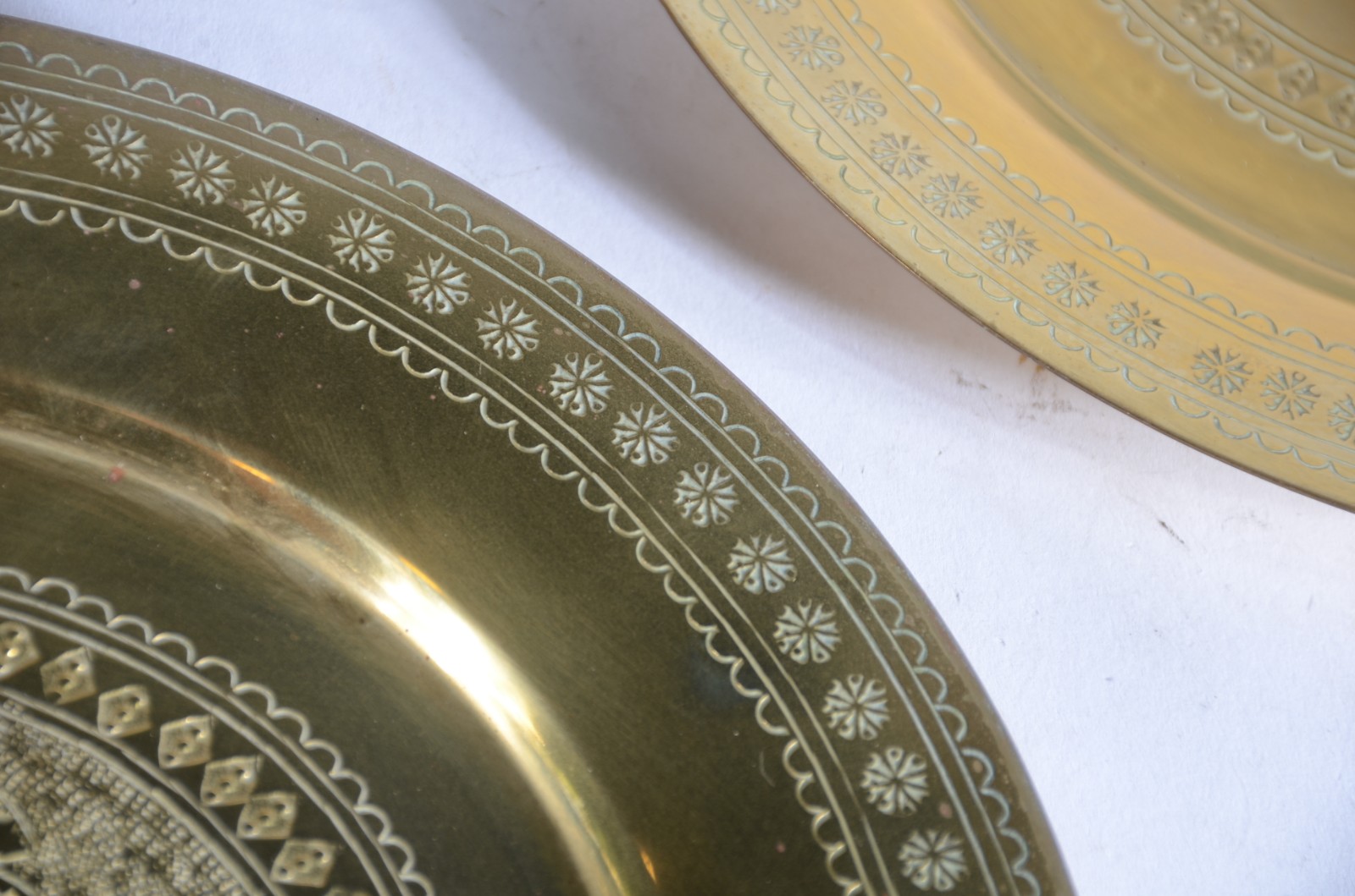 Diversas peças orientais de metal dourado, sendo: bandeja, 10 pratos... - foto 5 de 8
