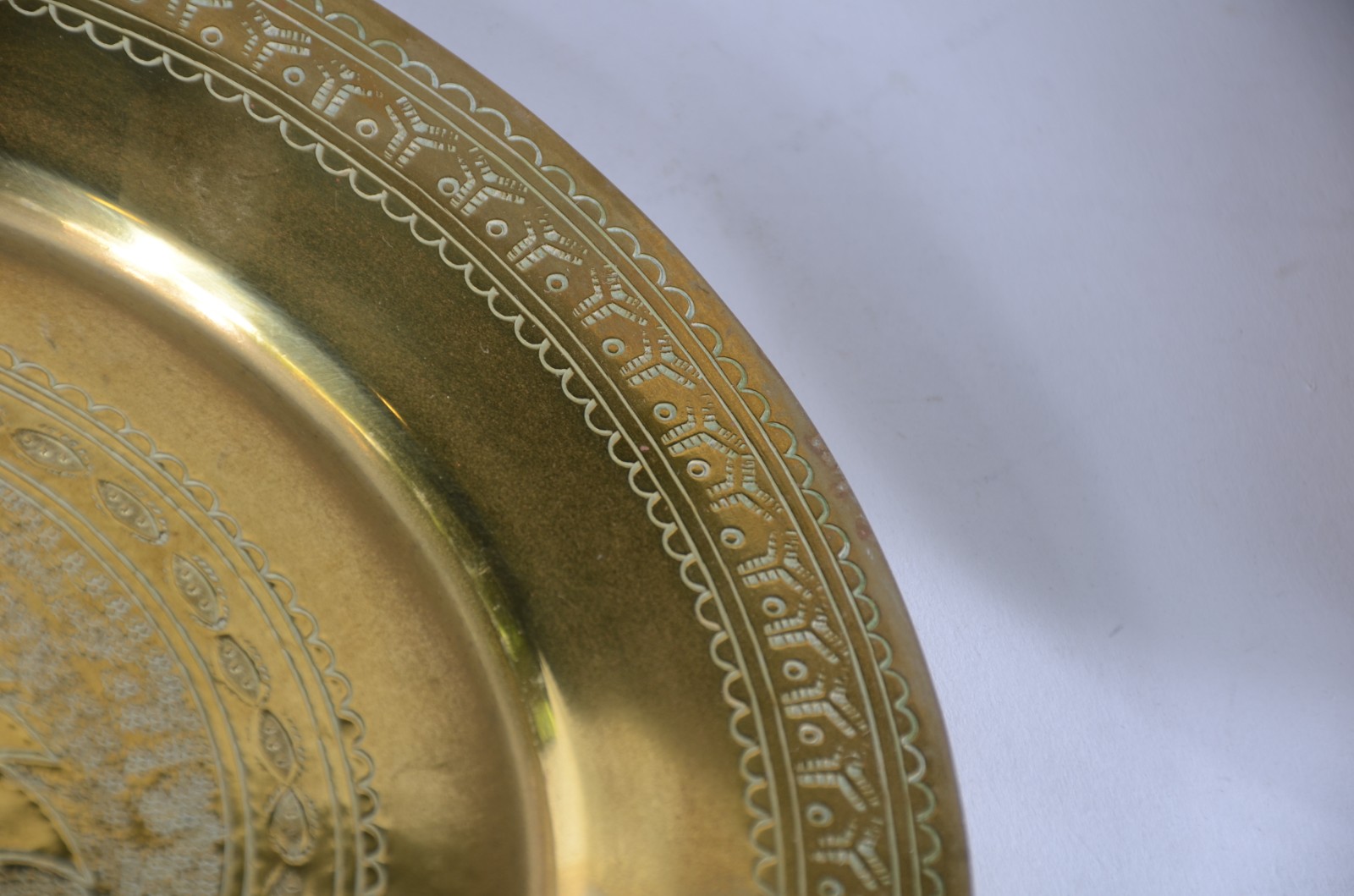 Diversas peças orientais de metal dourado, sendo: bandeja, 10 pratos... - foto 6 de 8
