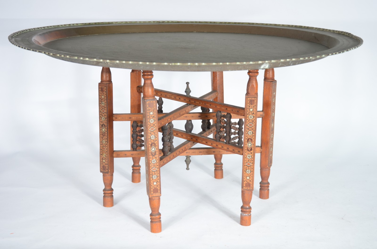Mesa oriental com tampo de metal e base de madeira articulada... - foto 1 de 7