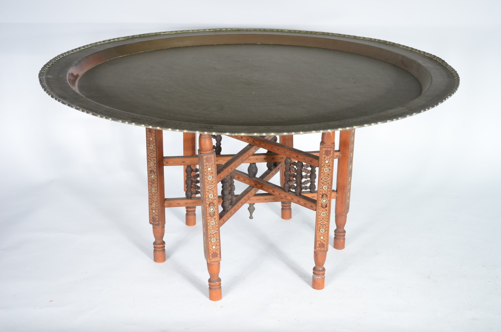 Mesa oriental com tampo de metal e base de madeira articulada... - foto 2 de 7