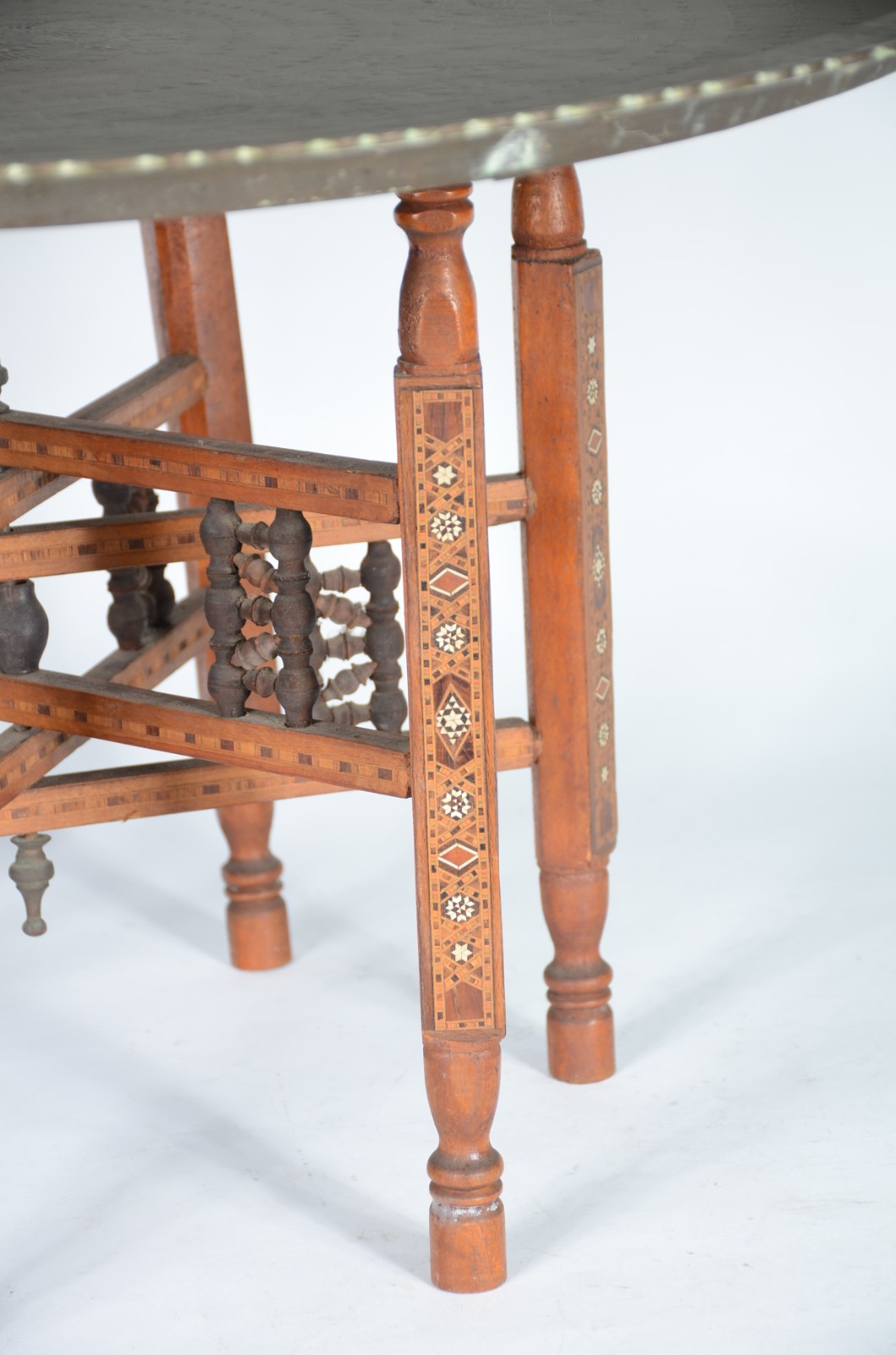 Mesa oriental com tampo de metal e base de madeira articulada... - foto 4 de 7
