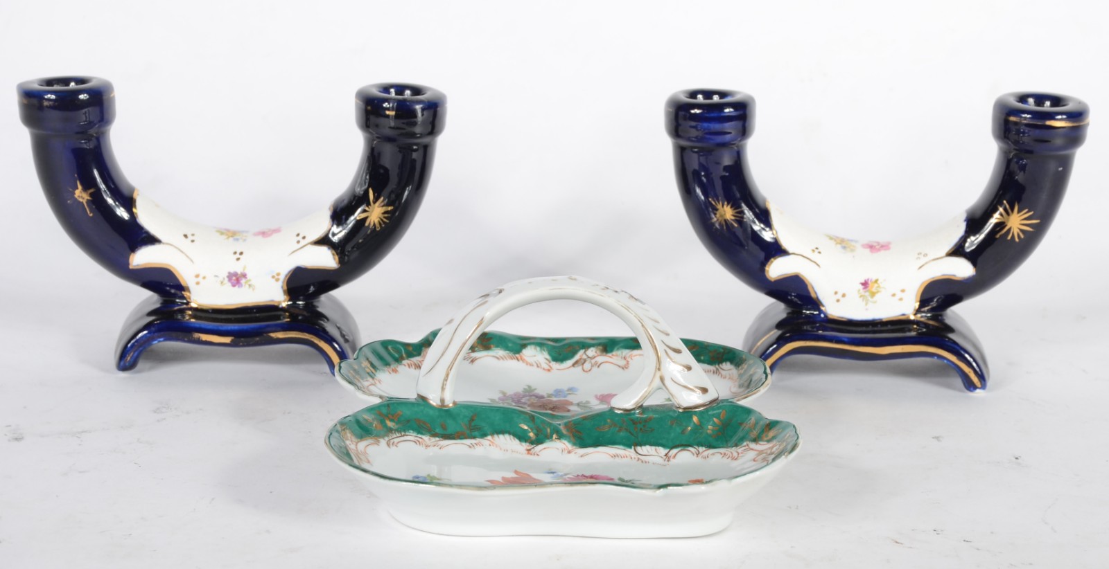 Três peças diversas de porcelana, sendo: par de castiçais para 2... - foto 1 de 7