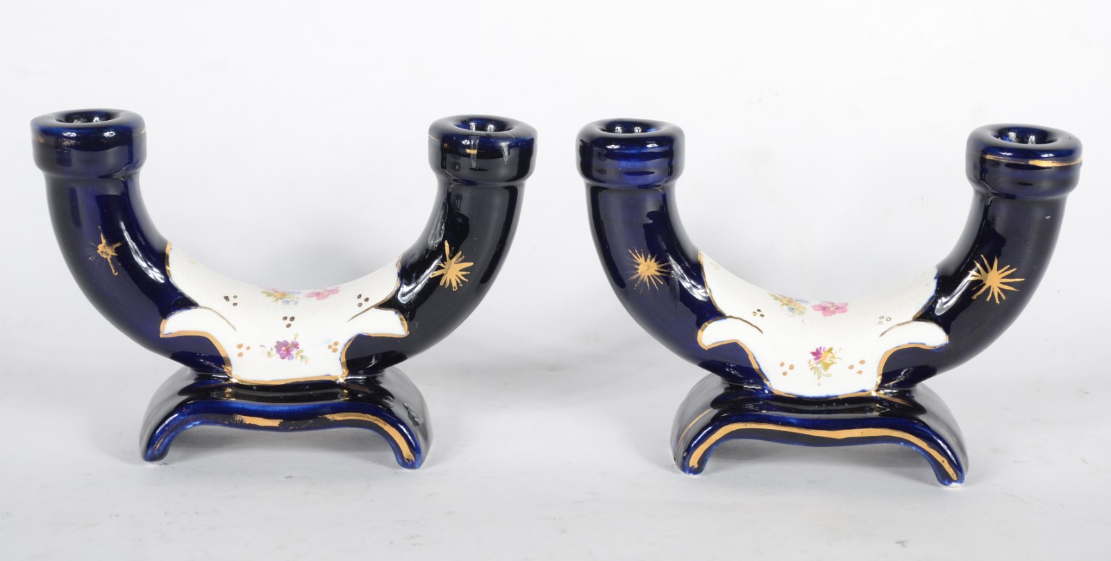 Três peças diversas de porcelana, sendo: par de castiçais para 2... - foto 2 de 7