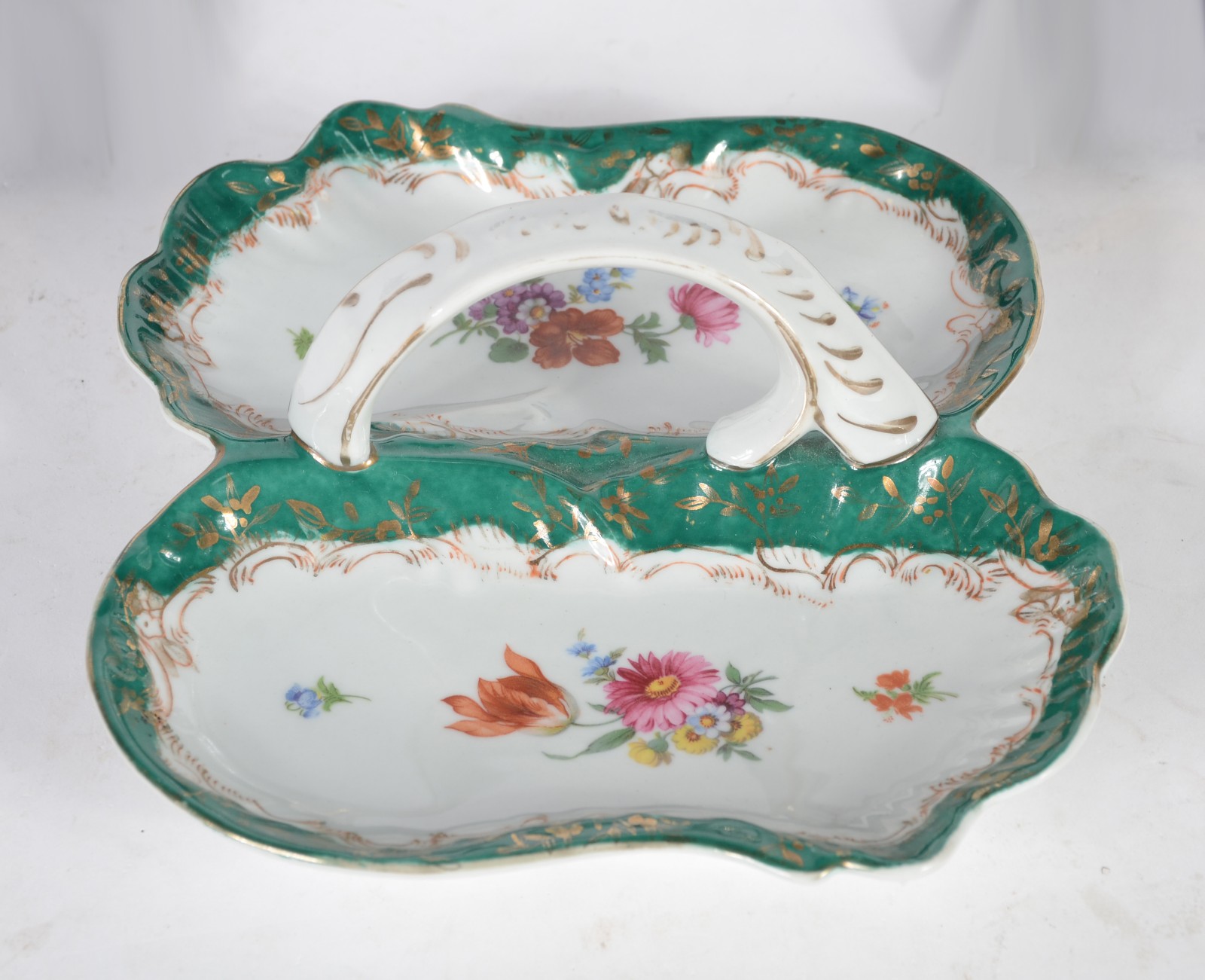Três peças diversas de porcelana, sendo: par de castiçais para 2... - foto 3 de 7