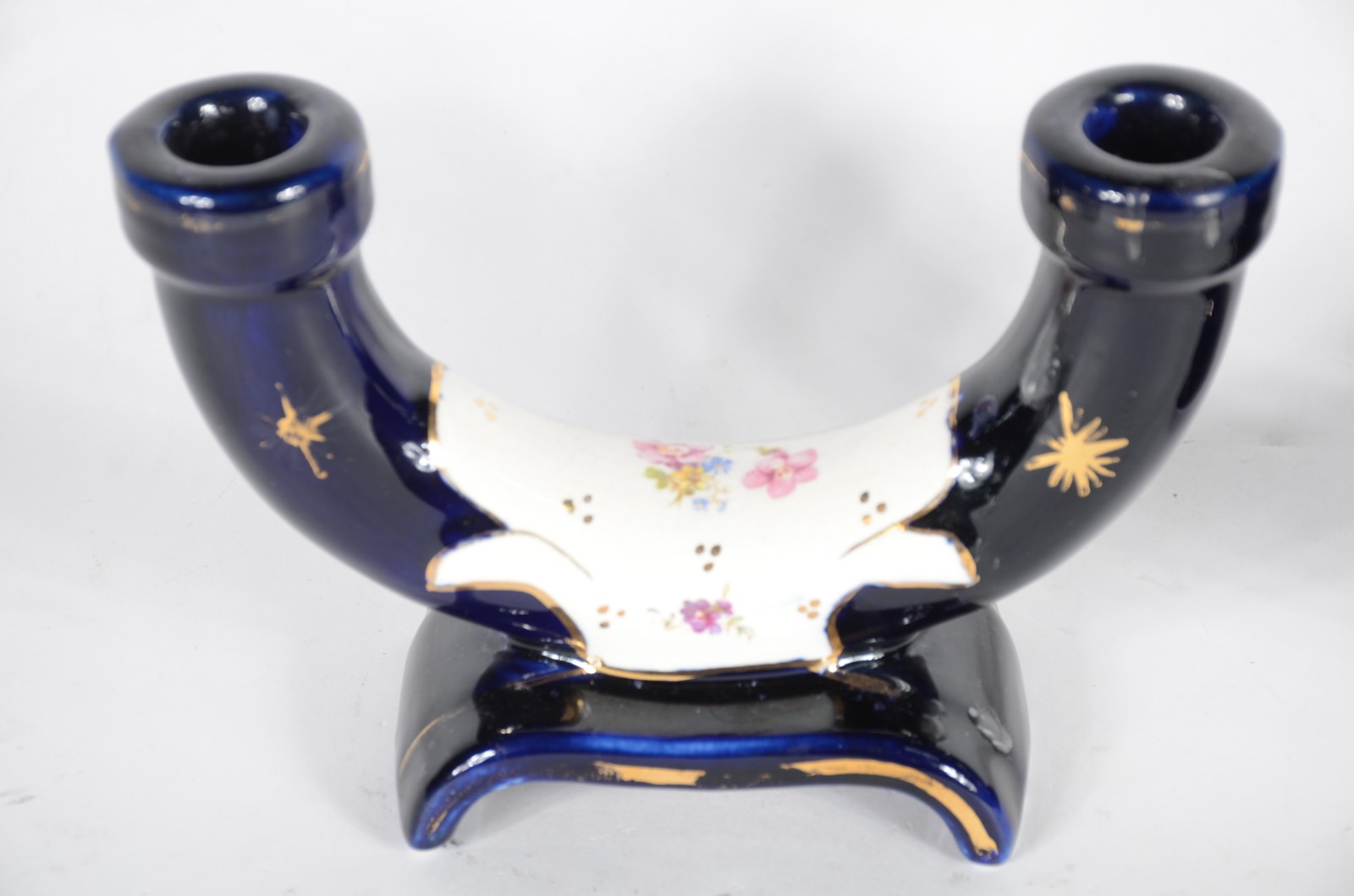 Três peças diversas de porcelana, sendo: par de castiçais para 2... - foto 4 de 7