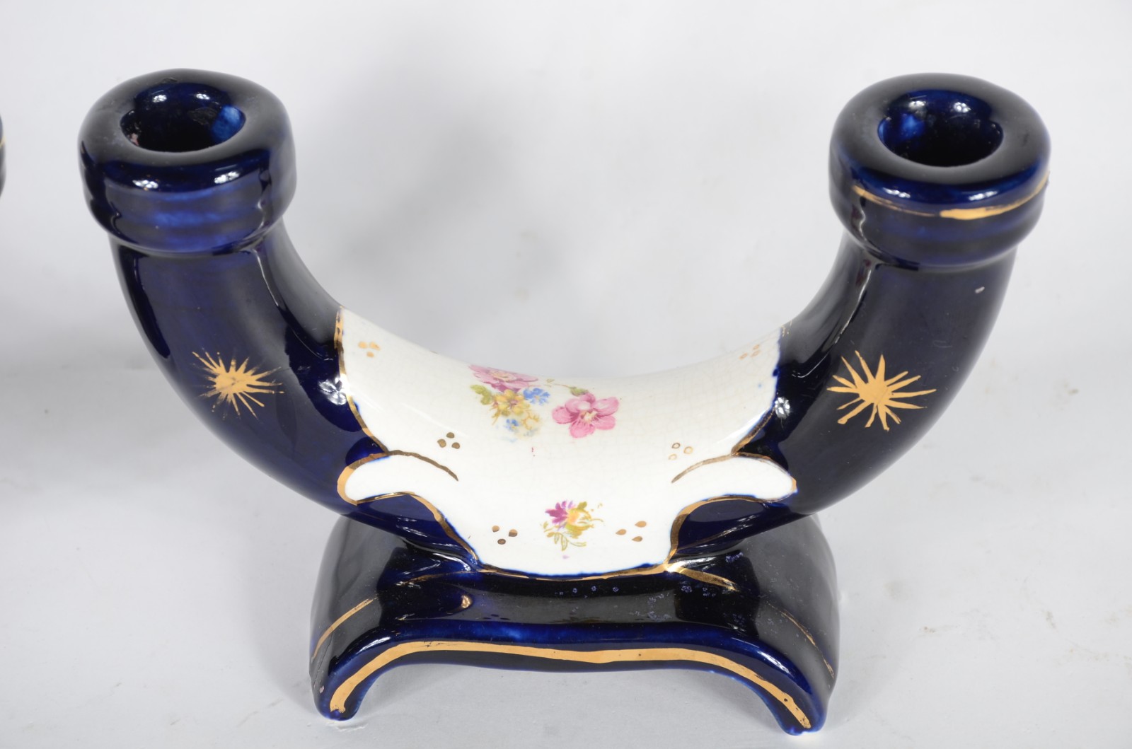 Três peças diversas de porcelana, sendo: par de castiçais para 2... - foto 5 de 7