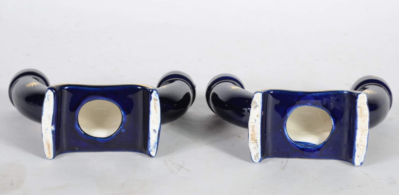 Três peças diversas de porcelana, sendo: par de castiçais para 2... - foto 6 de 7