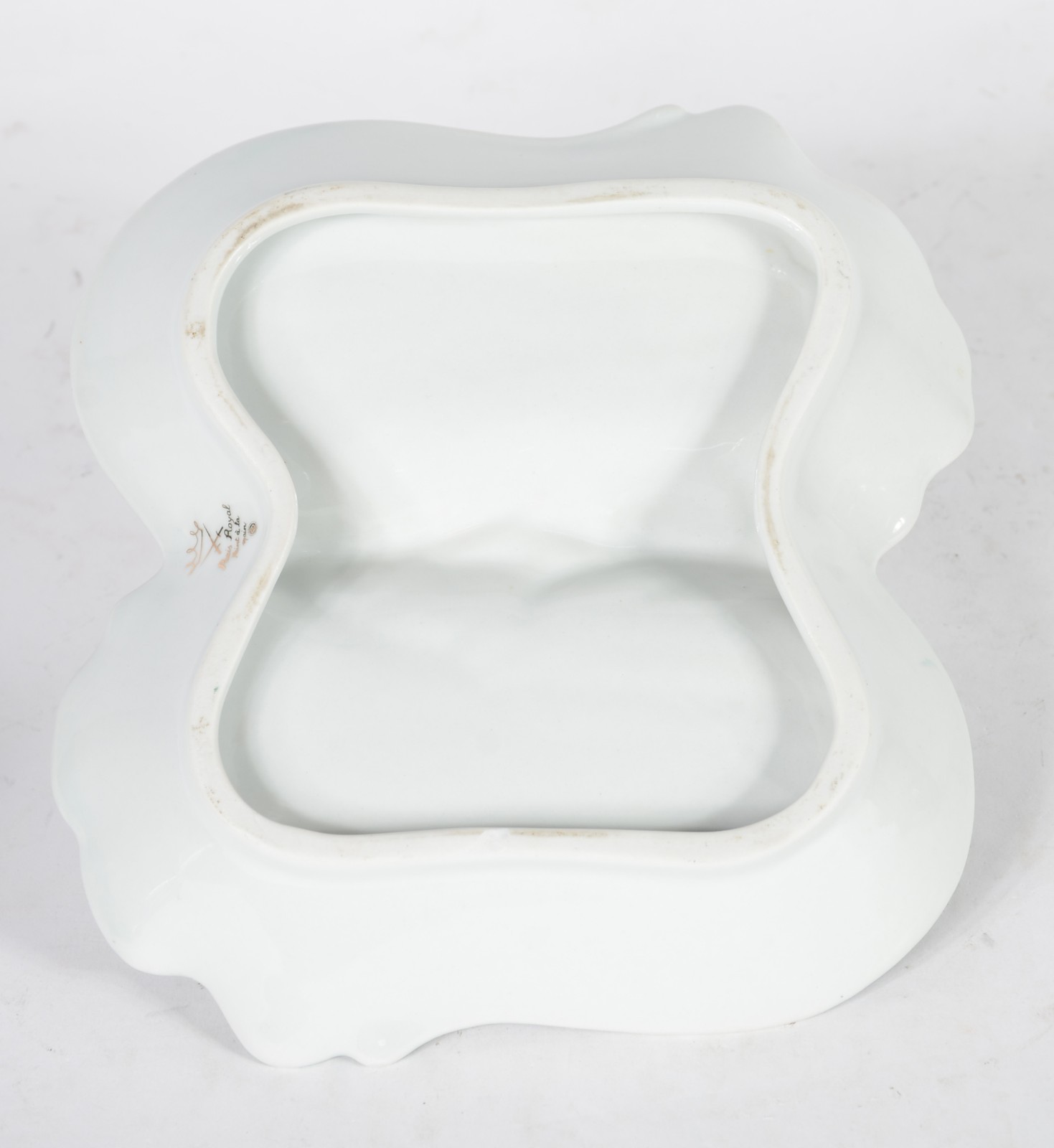 Três peças diversas de porcelana, sendo: par de castiçais para 2... - foto 7 de 7