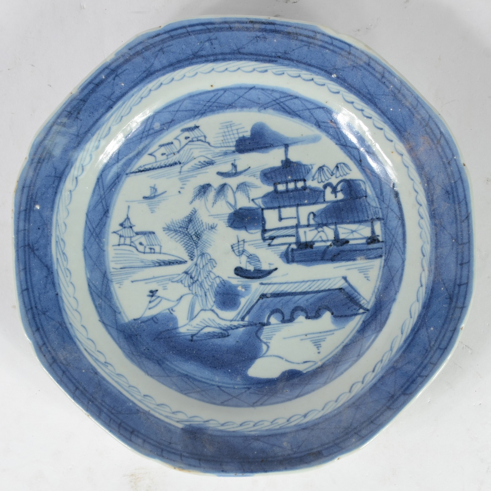 Prato de porcelana de Macau azul e branca, decorado com paisagem e... - foto 1 de 3
