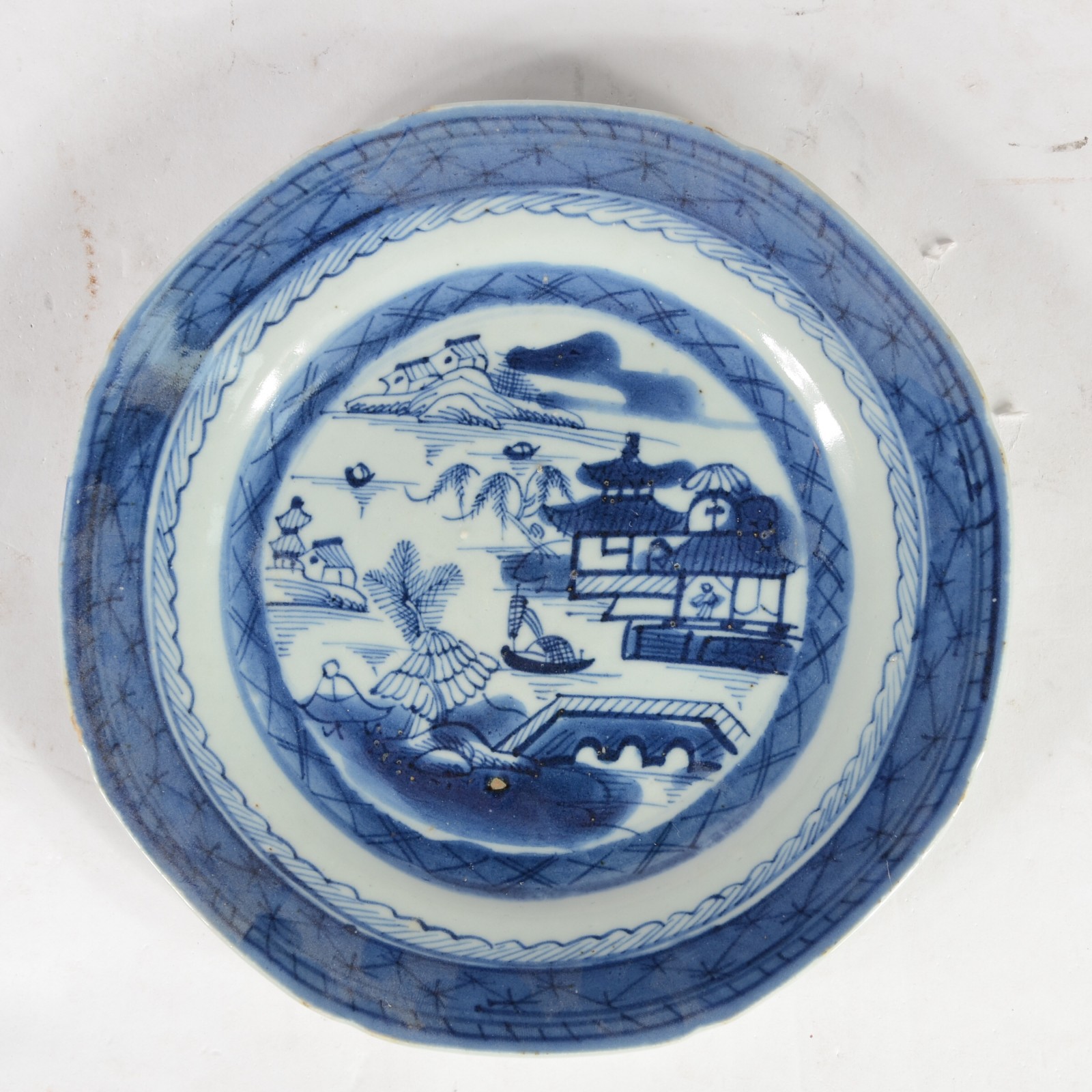 Prato de porcelana de Macau azul e branco, decorado com paisagem e... - foto 1 de 3