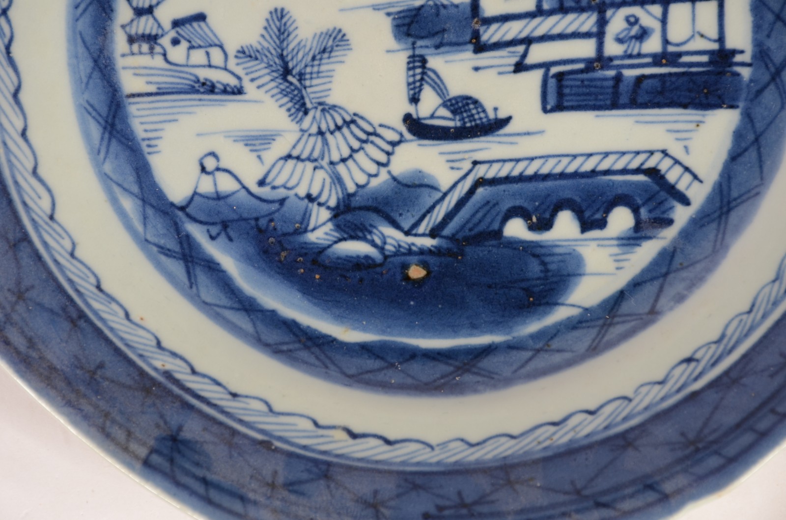 Prato de porcelana de Macau azul e branco, decorado com paisagem e... - foto 2 de 3