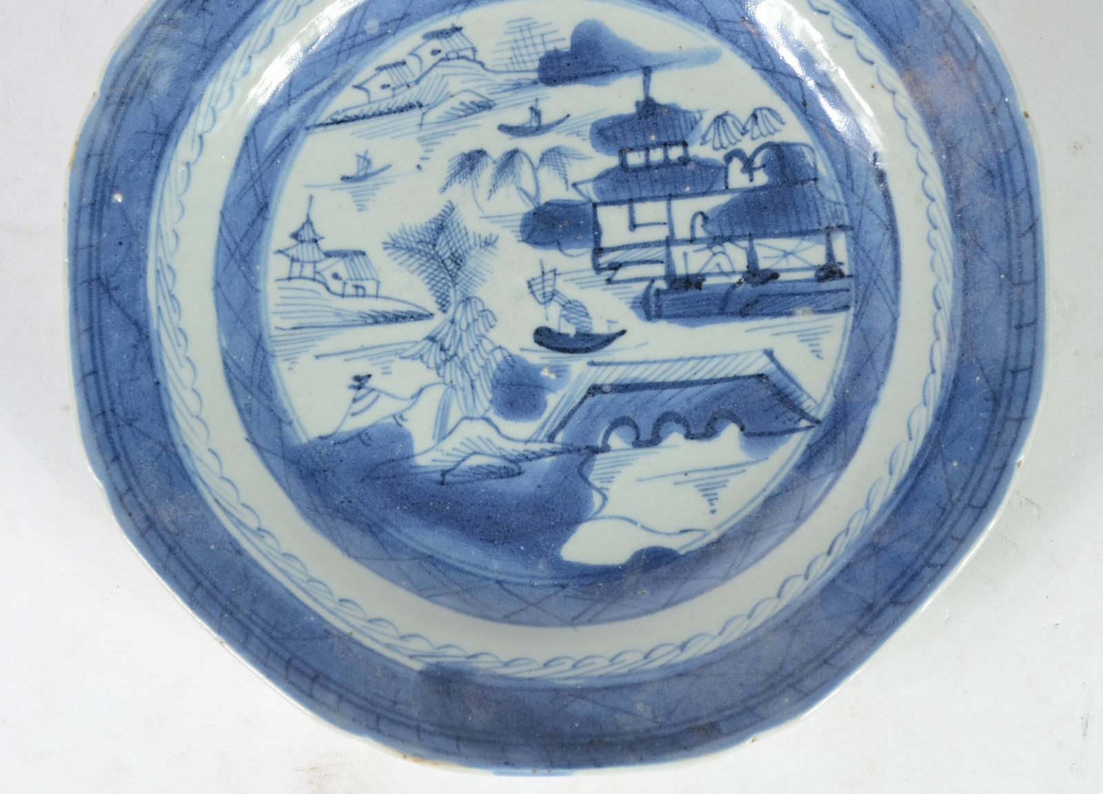 Prato de porcelana de Macau azul e branca, decorado com paisagem e... - foto 2 de 3