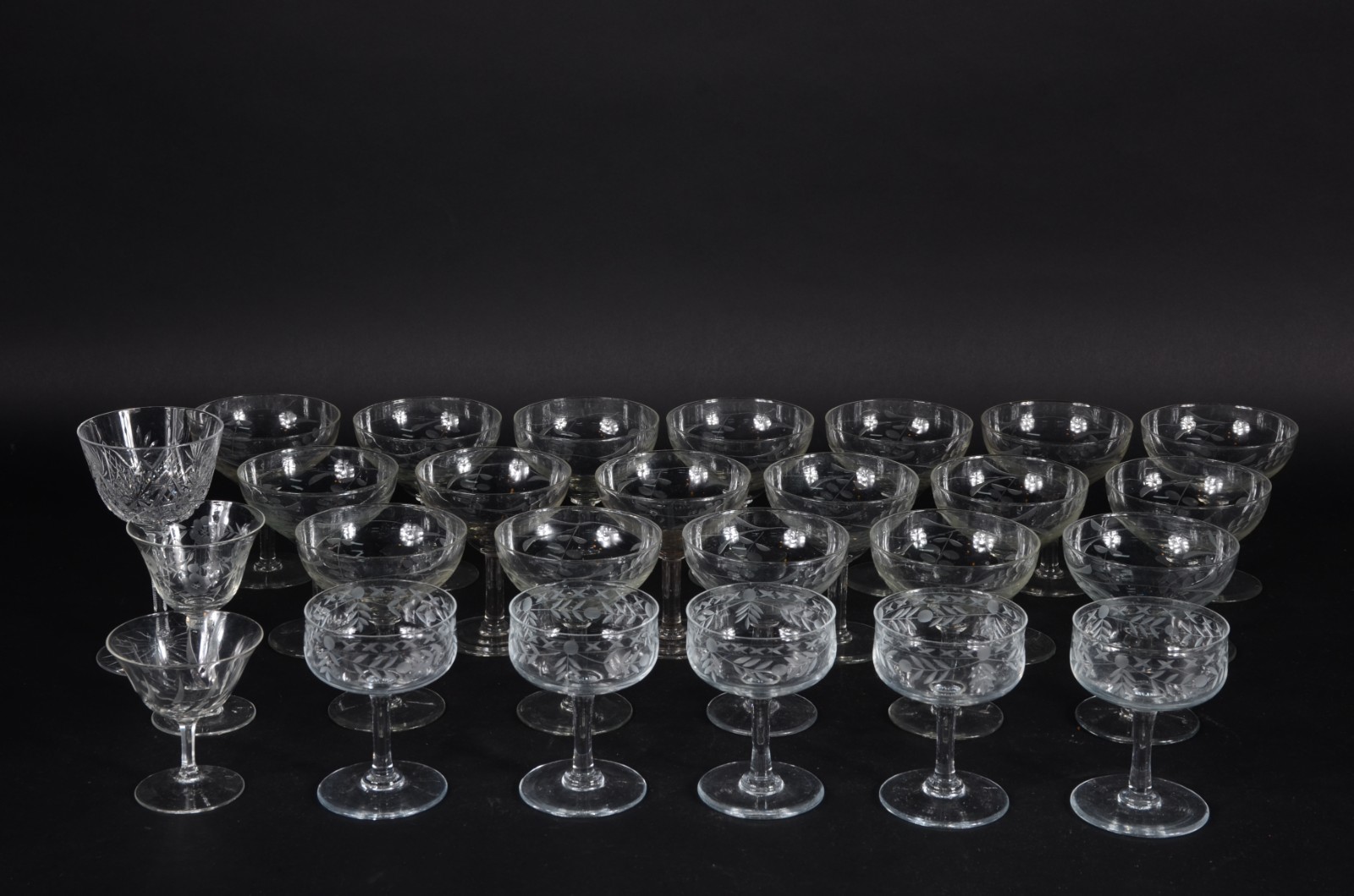 Conjunto com 26 taças diversas de cristal. - foto 1 de 7