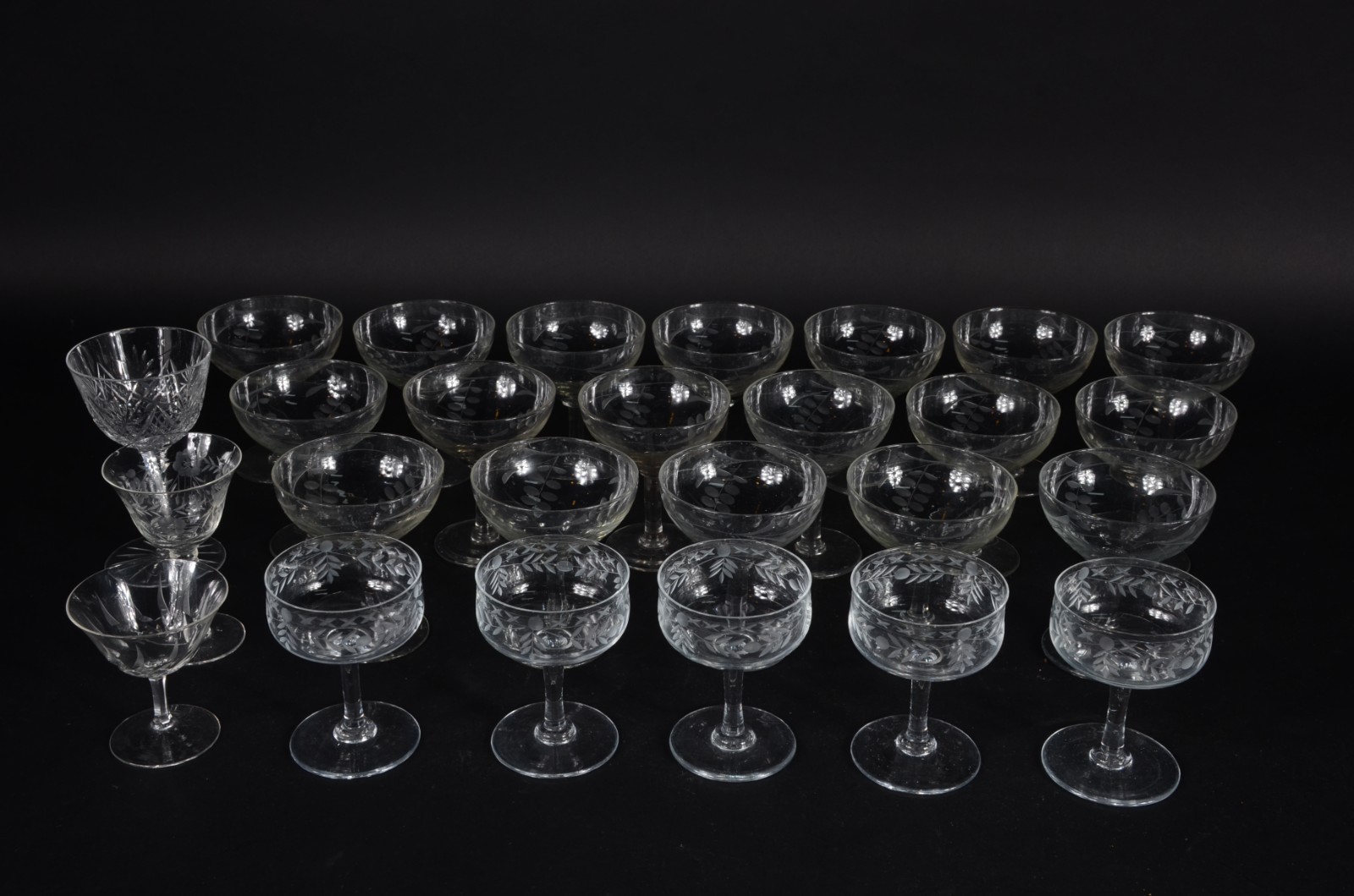 Conjunto com 26 taças diversas de cristal. - foto 2 de 7