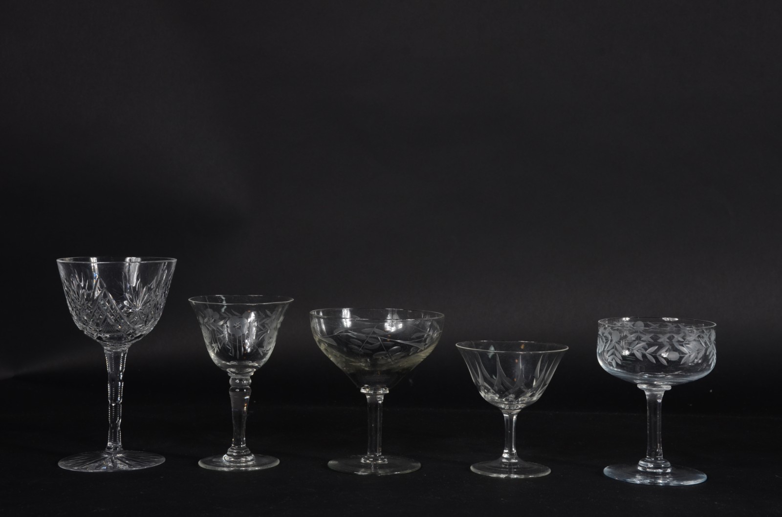 Conjunto com 26 taças diversas de cristal. - foto 3 de 7