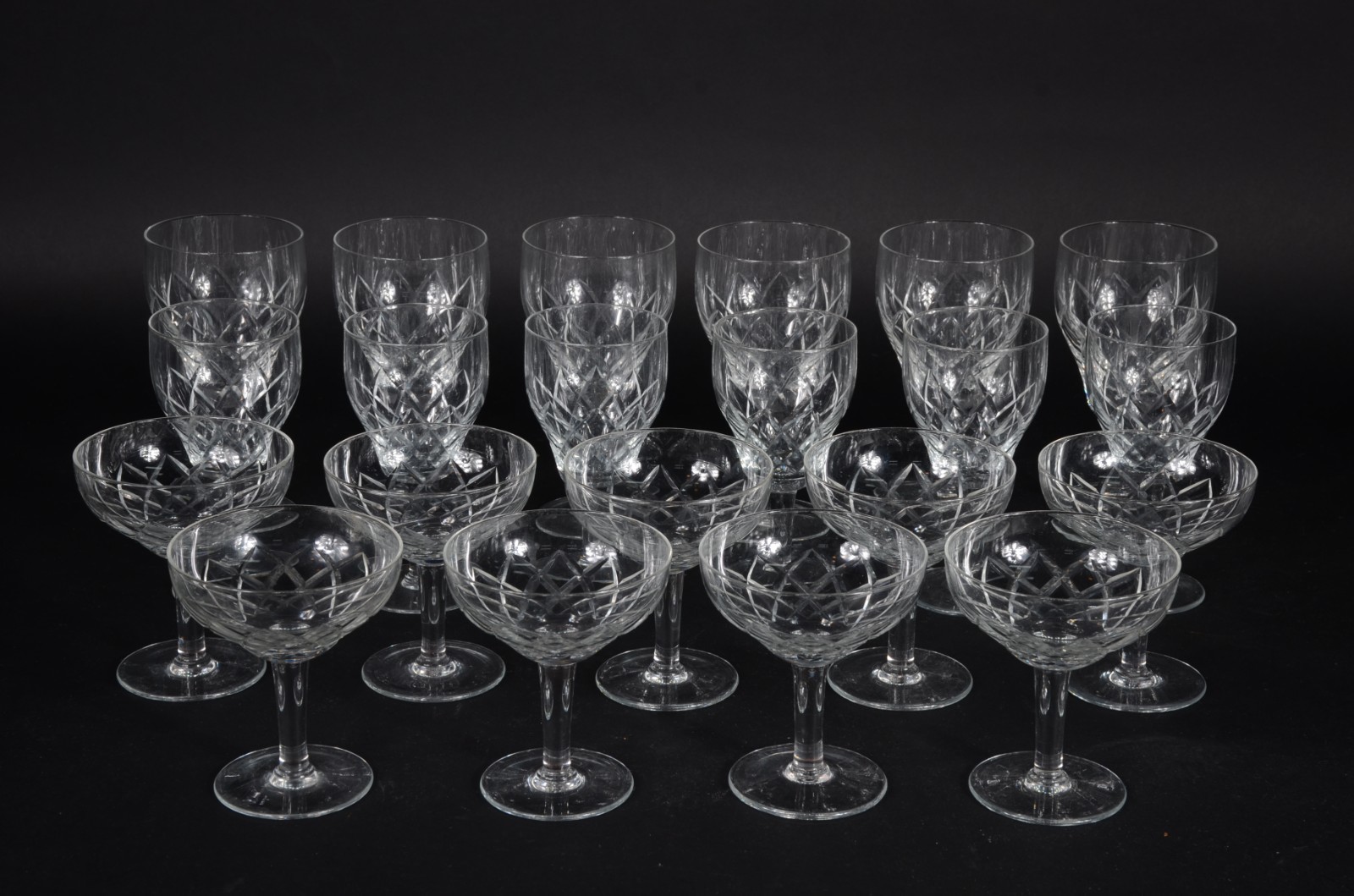 Serviço de cristal lapidado, composto de: 6 taças para vinho tinto, 6... - foto 1 de 3