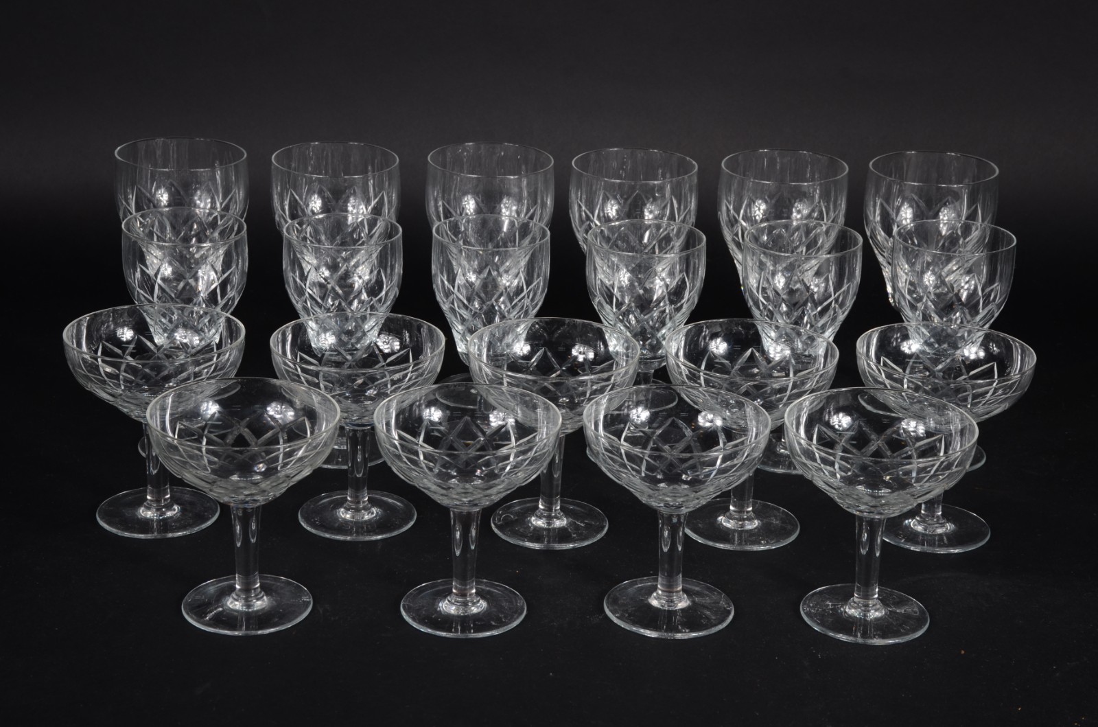 Serviço de cristal lapidado, composto de: 6 taças para vinho tinto, 6... - foto 2 de 3