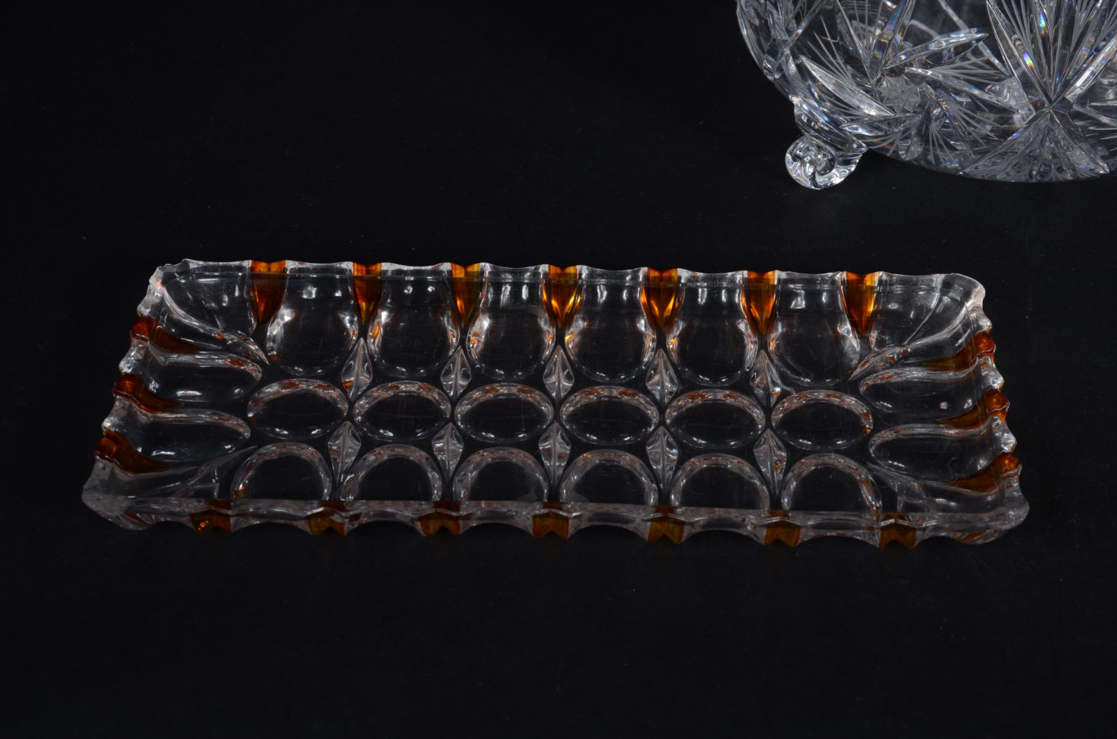 Três peças de cristal, sendo: porta petiscos, prato para rocambole e... - foto 2 de 5