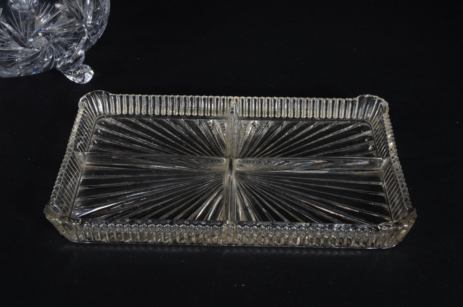 Três peças de cristal, sendo: porta petiscos, prato para rocambole e... - foto 3 de 5