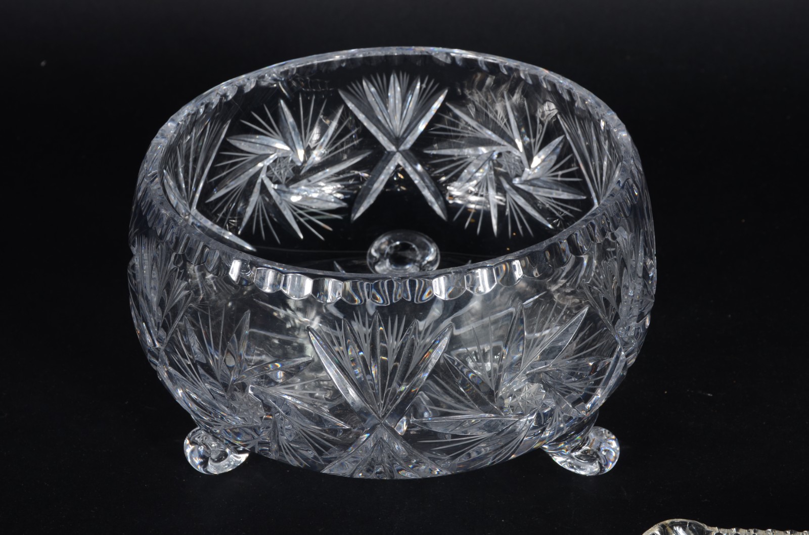 Três peças de cristal, sendo: porta petiscos, prato para rocambole e... - foto 4 de 5