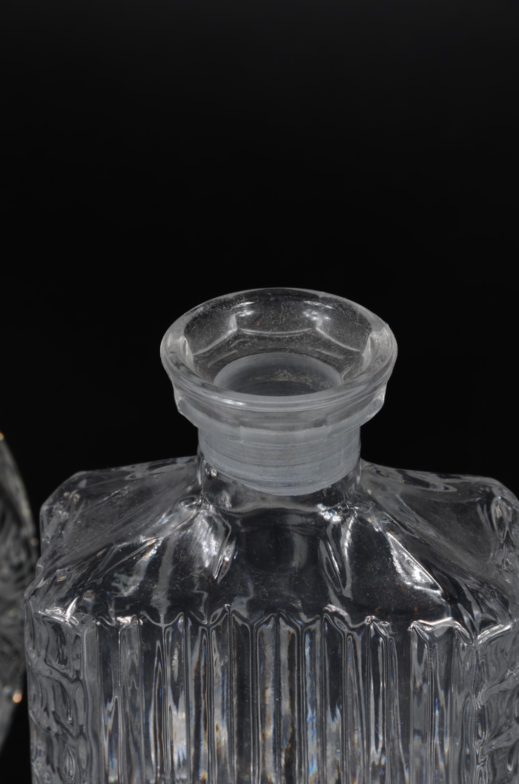Duas garrafas de cristal, sendo uma Orrefors (lascados na lateral). - foto 3 de 7