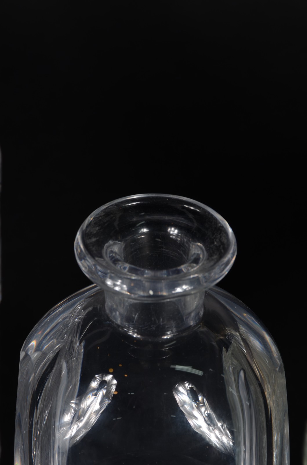 Duas garrafas de cristal, sendo uma Orrefors (lascados na lateral). - foto 4 de 7