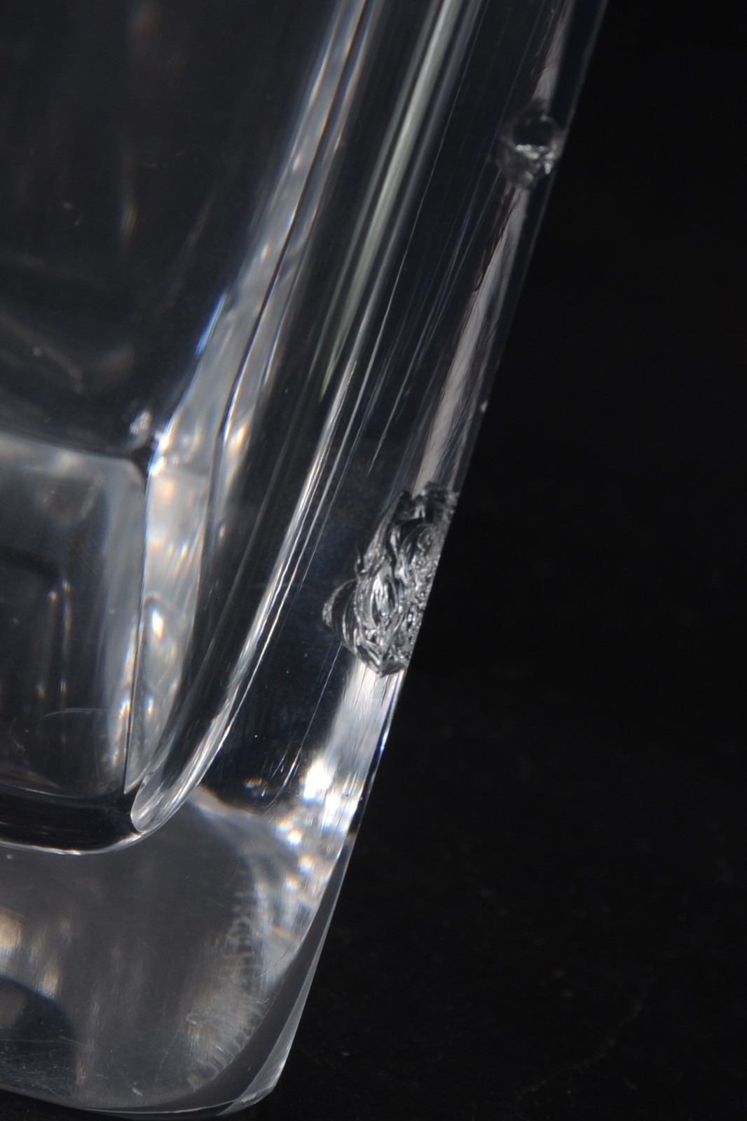 Duas garrafas de cristal, sendo uma Orrefors (lascados na lateral). - foto 6 de 7