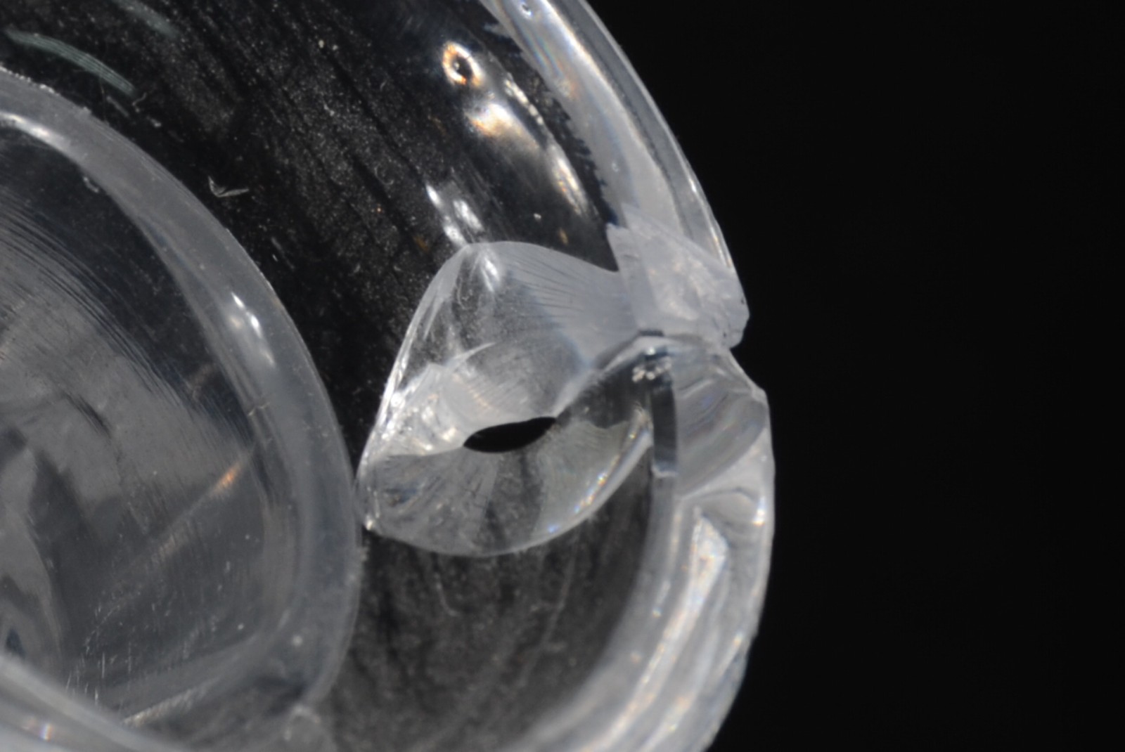 Duas garrafas de cristal, sendo uma Orrefors (lascados na lateral). - foto 7 de 7