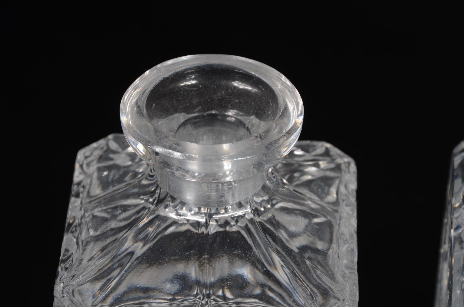 Três garrafas de vidro/cristal lapidado. - foto 4 de 8