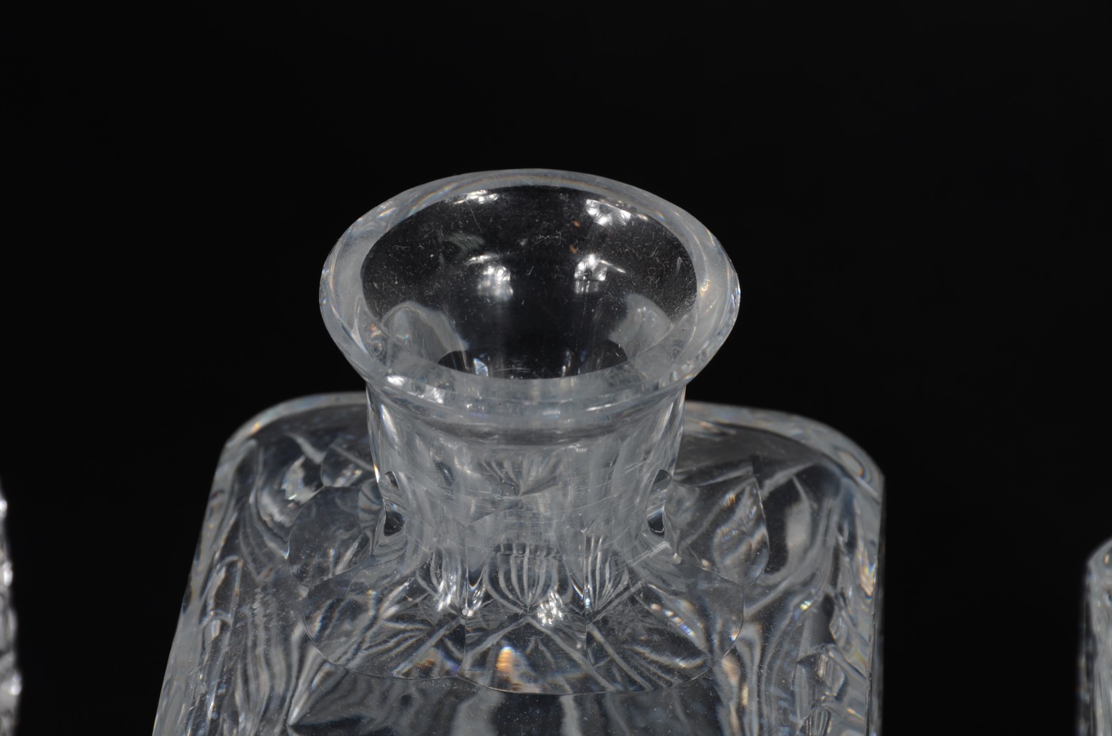 Três garrafas de vidro/cristal lapidado. - foto 5 de 8