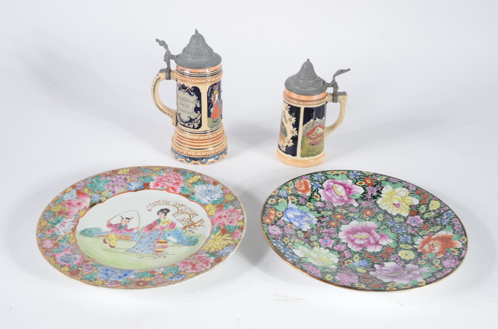 Diversas peças, sendo: dois pratos de porcelana oriental, um decorado... - foto 1 de 11