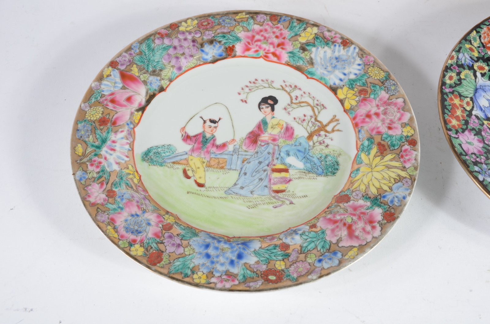 Diversas peças, sendo: dois pratos de porcelana oriental, um decorado... - foto 3 de 11