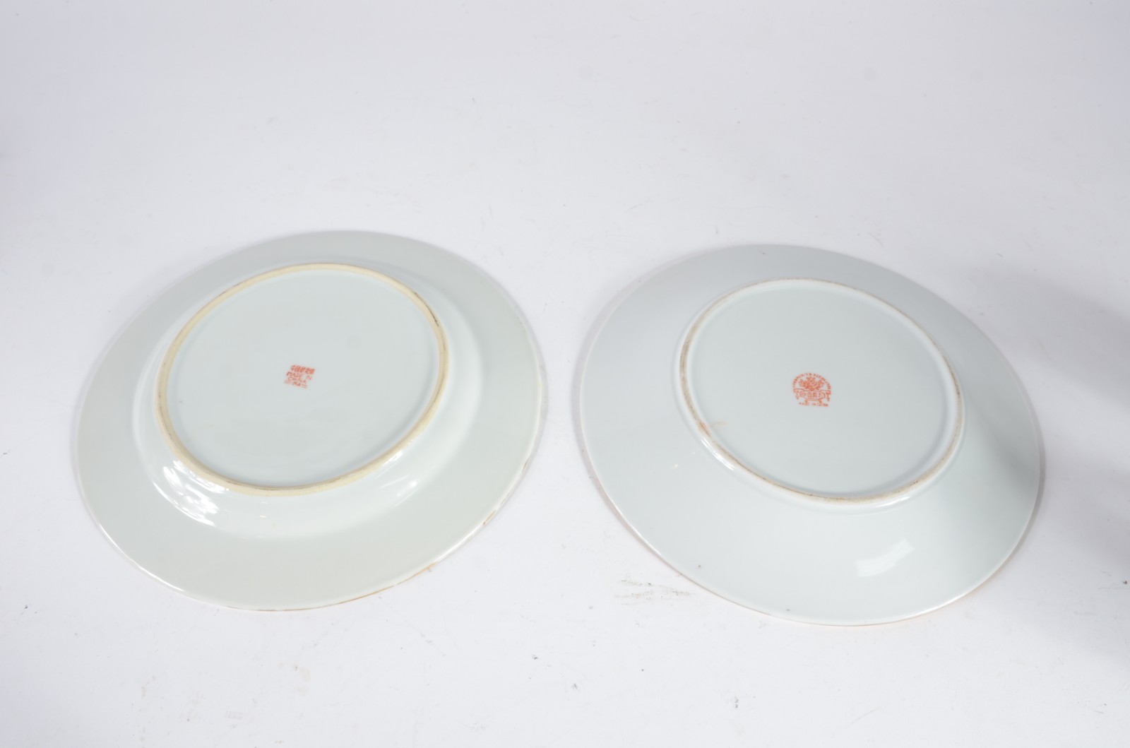 Diversas peças, sendo: dois pratos de porcelana oriental, um decorado... - foto 4 de 11