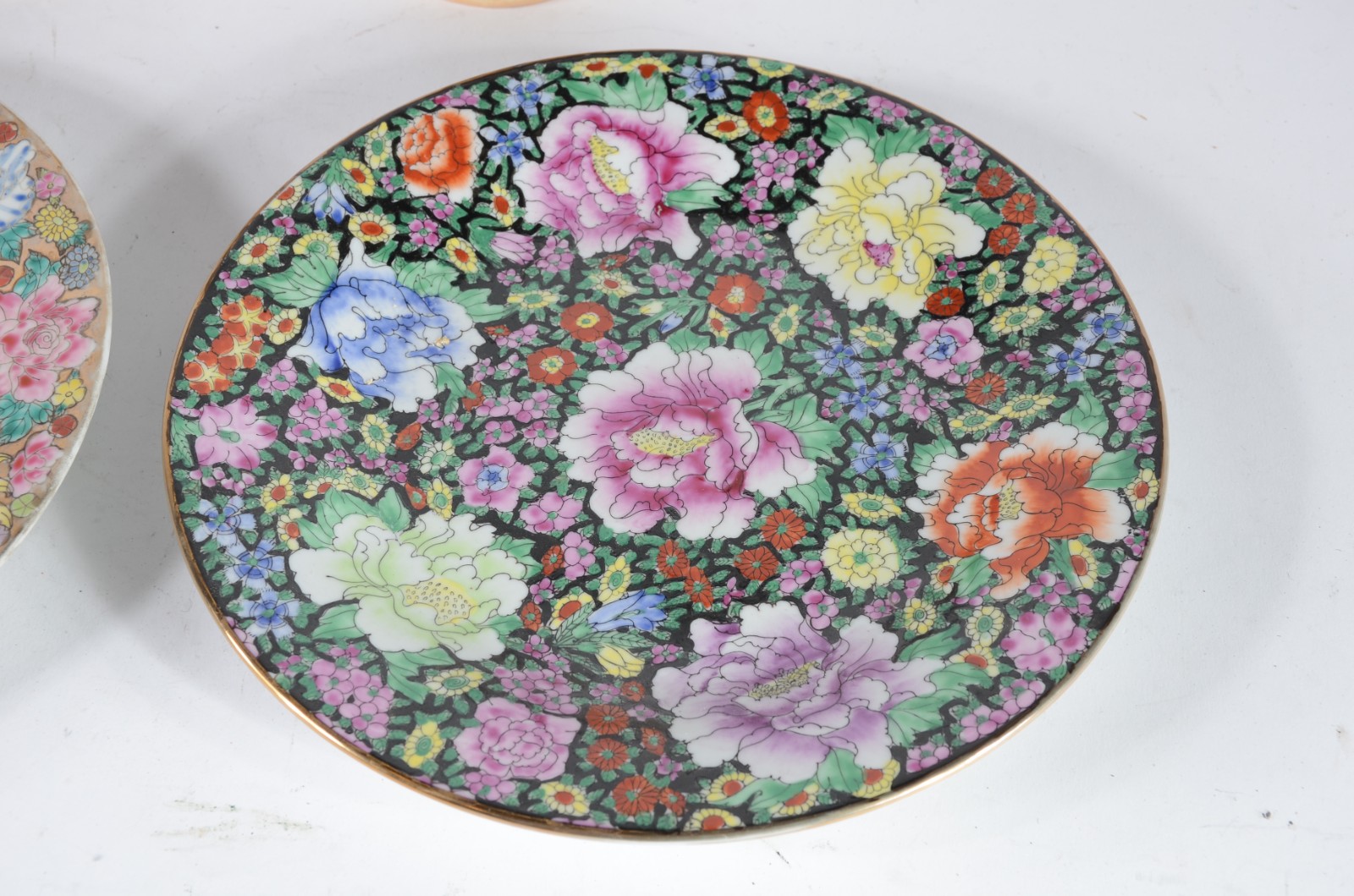 Diversas peças, sendo: dois pratos de porcelana oriental, um decorado... - foto 2 de 11