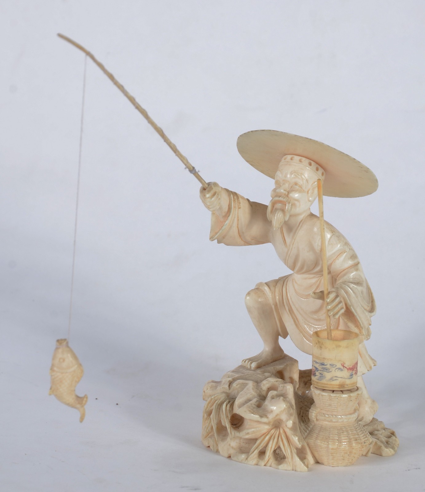 Estatueta de marfim representando pescador. - foto 1 de 6