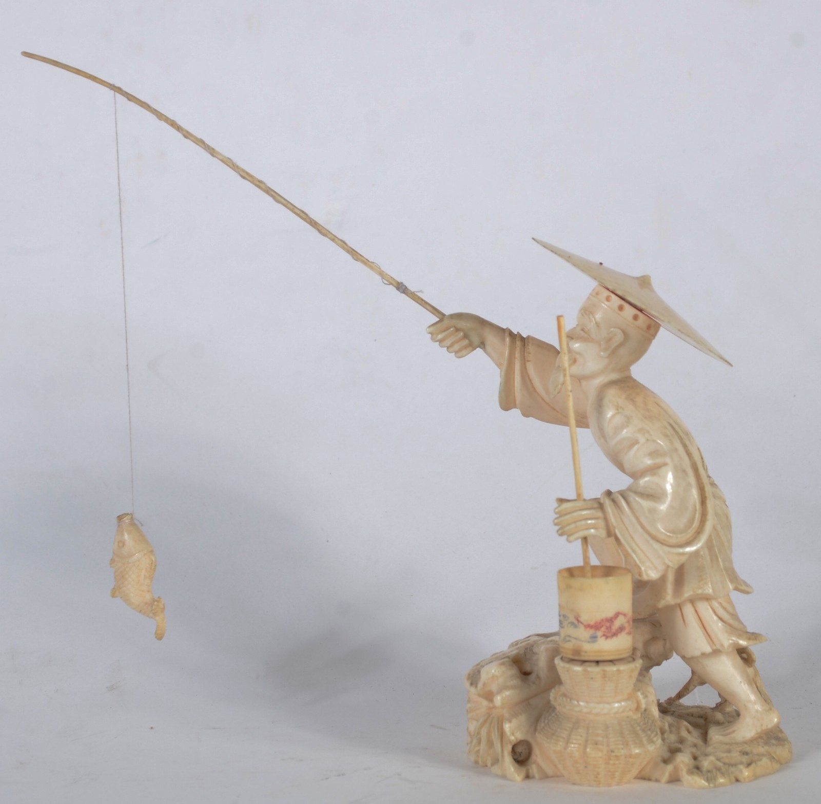 Estatueta de marfim representando pescador. - foto 2 de 6