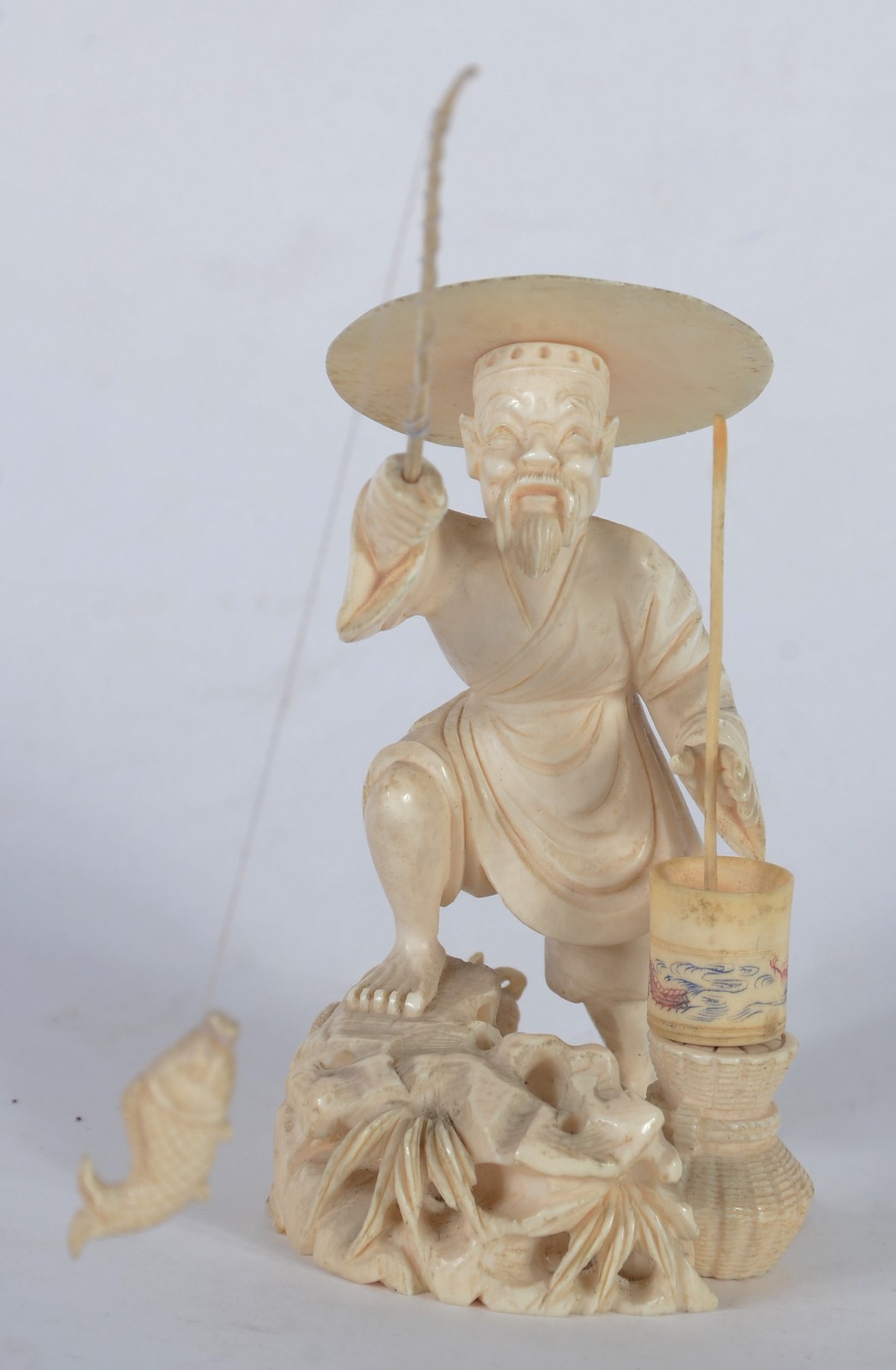 Estatueta de marfim representando pescador. - foto 3 de 6