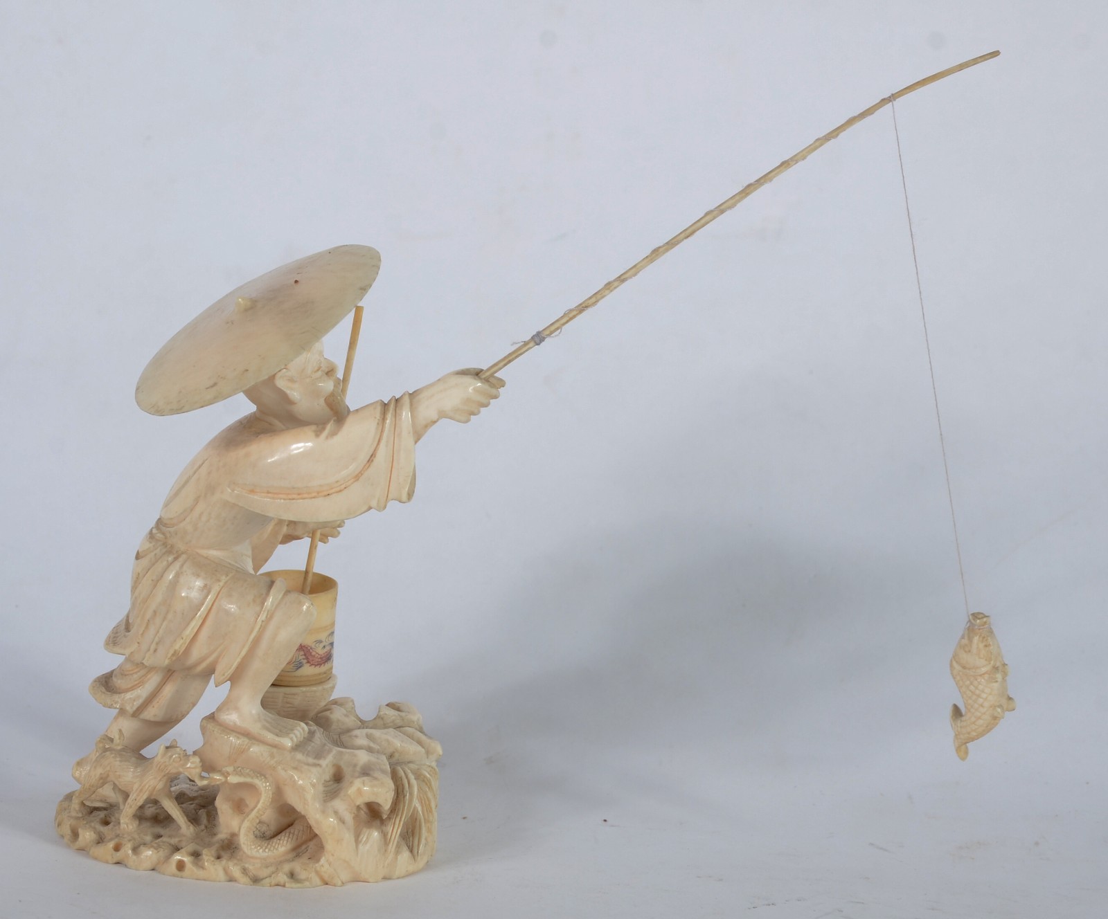 Estatueta de marfim representando pescador. - foto 4 de 6