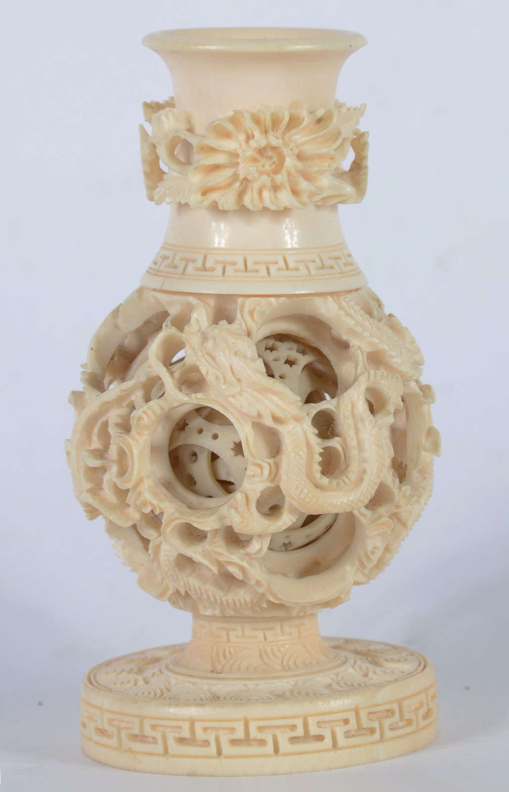 Vaso de marfim oriental trabalhado com jogo das 7 bolas ao centro. - foto 1 de 5