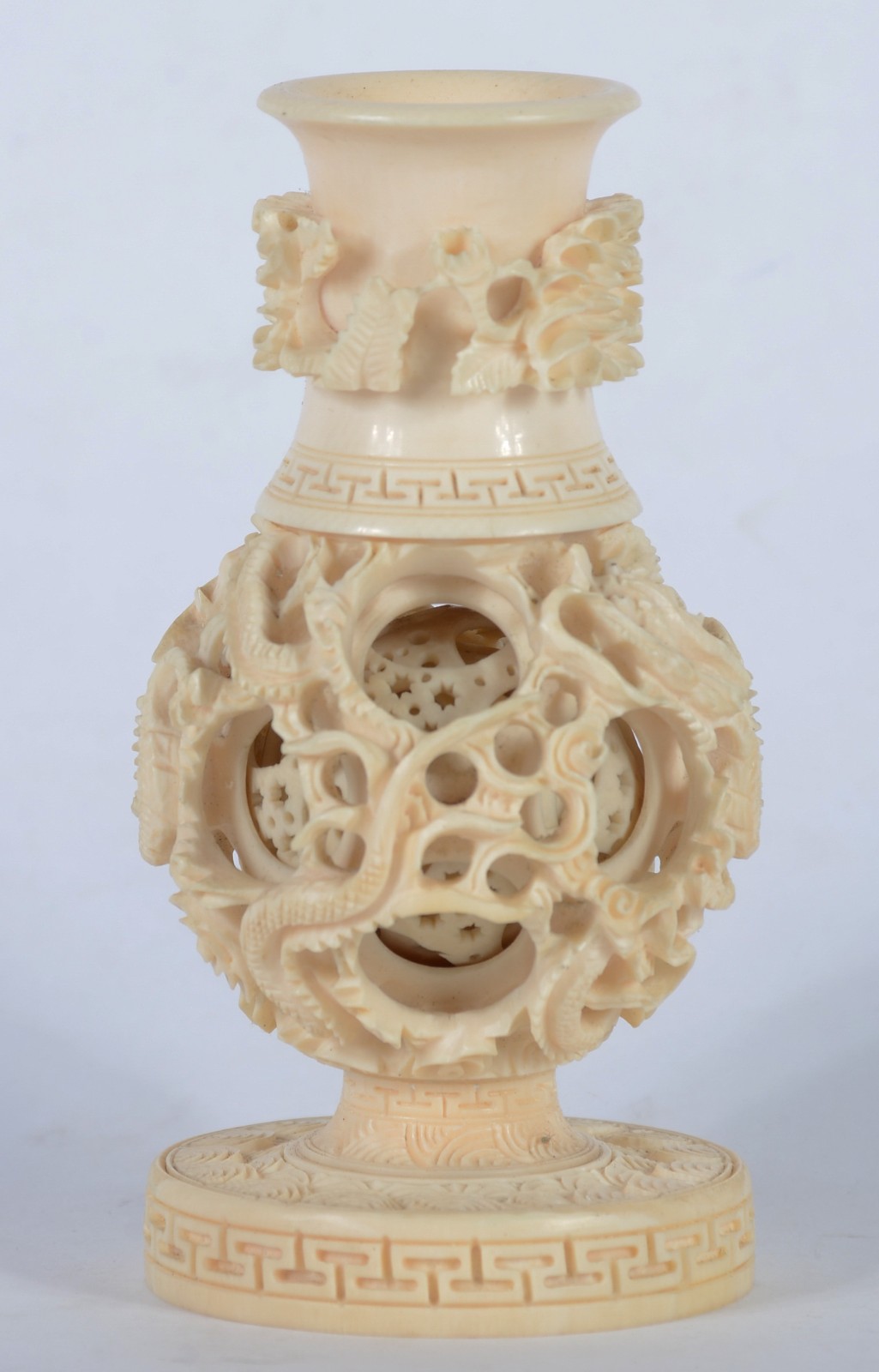 Vaso de marfim oriental trabalhado com jogo das 7 bolas ao centro. - foto 2 de 5