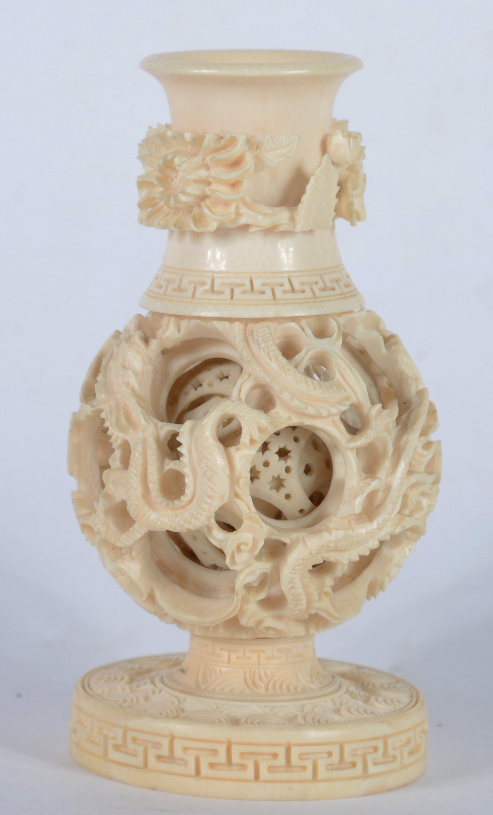 Vaso de marfim oriental trabalhado com jogo das 7 bolas ao centro. - foto 4 de 5