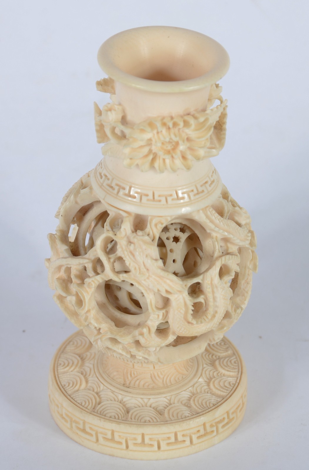 Vaso de marfim oriental trabalhado com jogo das 7 bolas ao centro. - foto 5 de 5